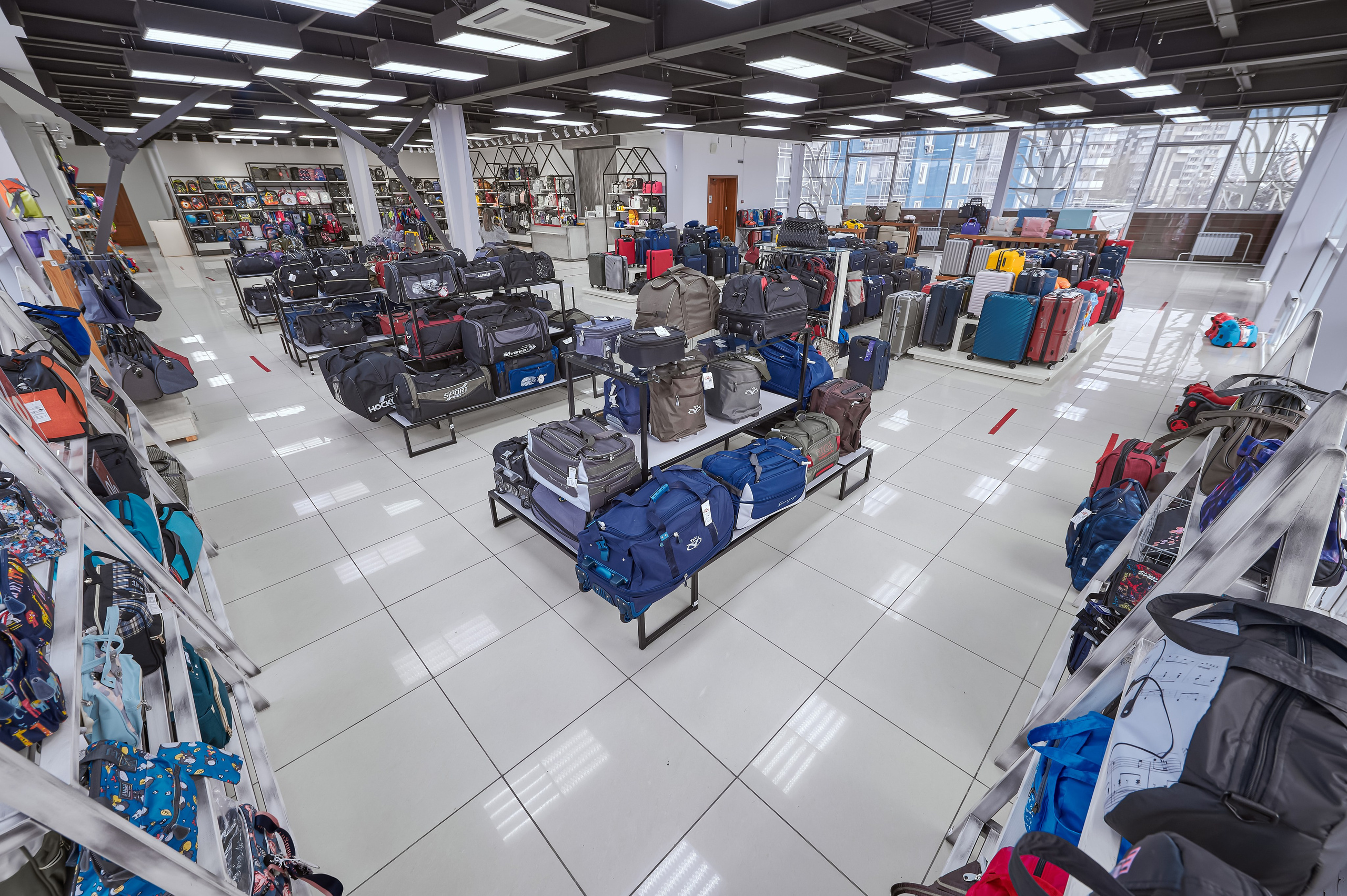 Портфолио по интерьерной и экстерьерной фотосъёмки: Мир сумок — Левый берег. Фотограф Яковлев Роман — Красноярск