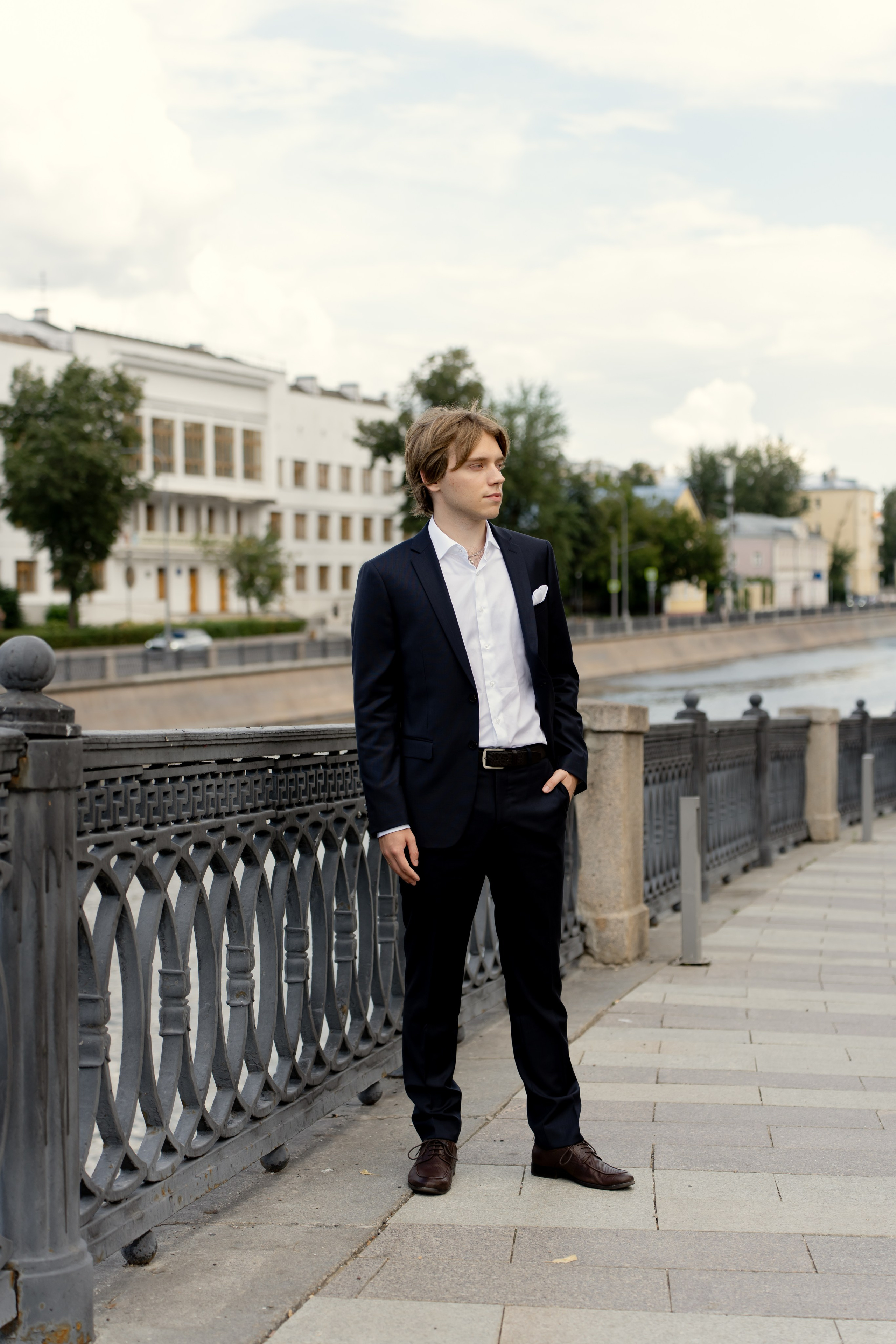 Жених на набережной Фотограф на свадьбу в Москве