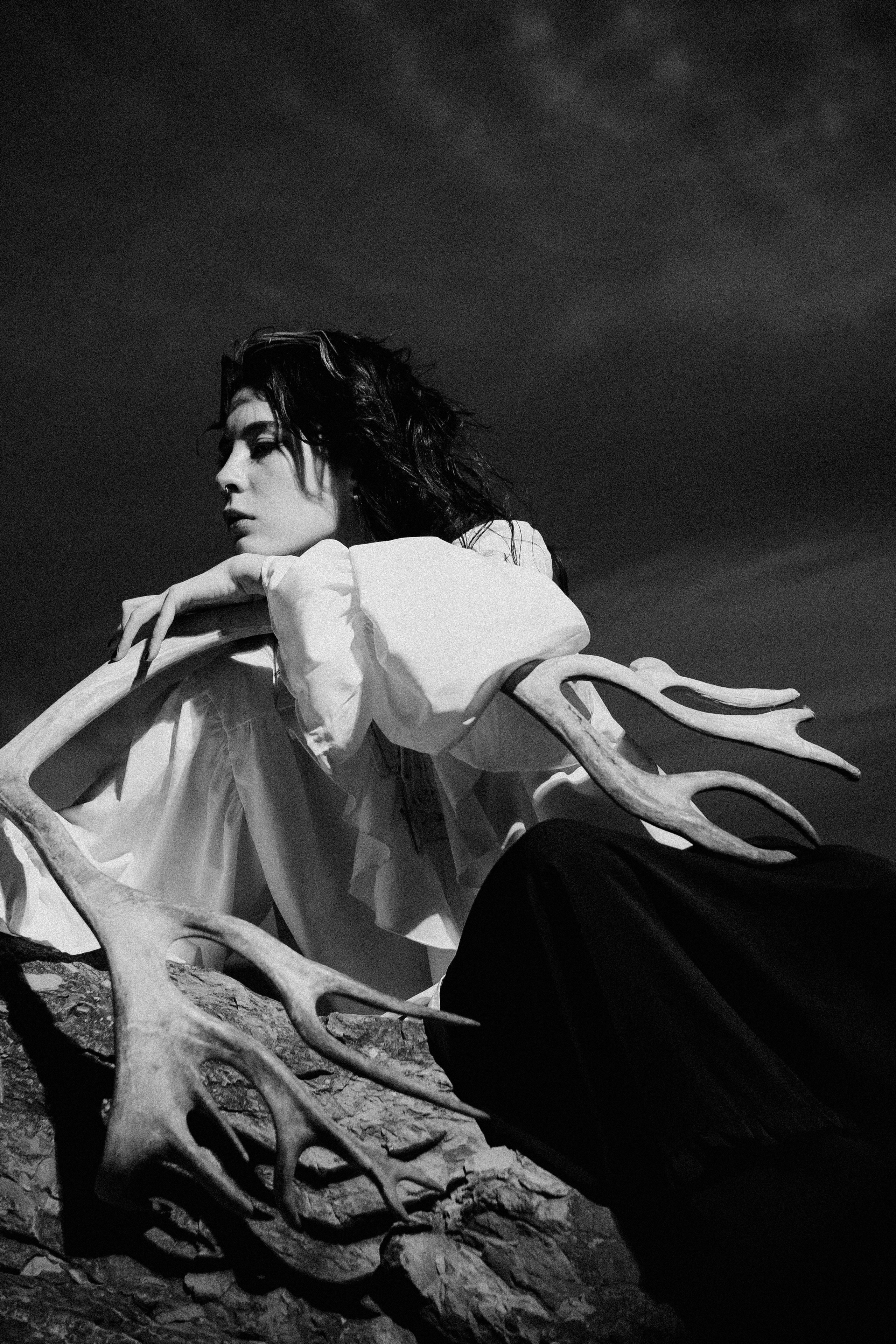 Съёмка у моря с оленьими рогами