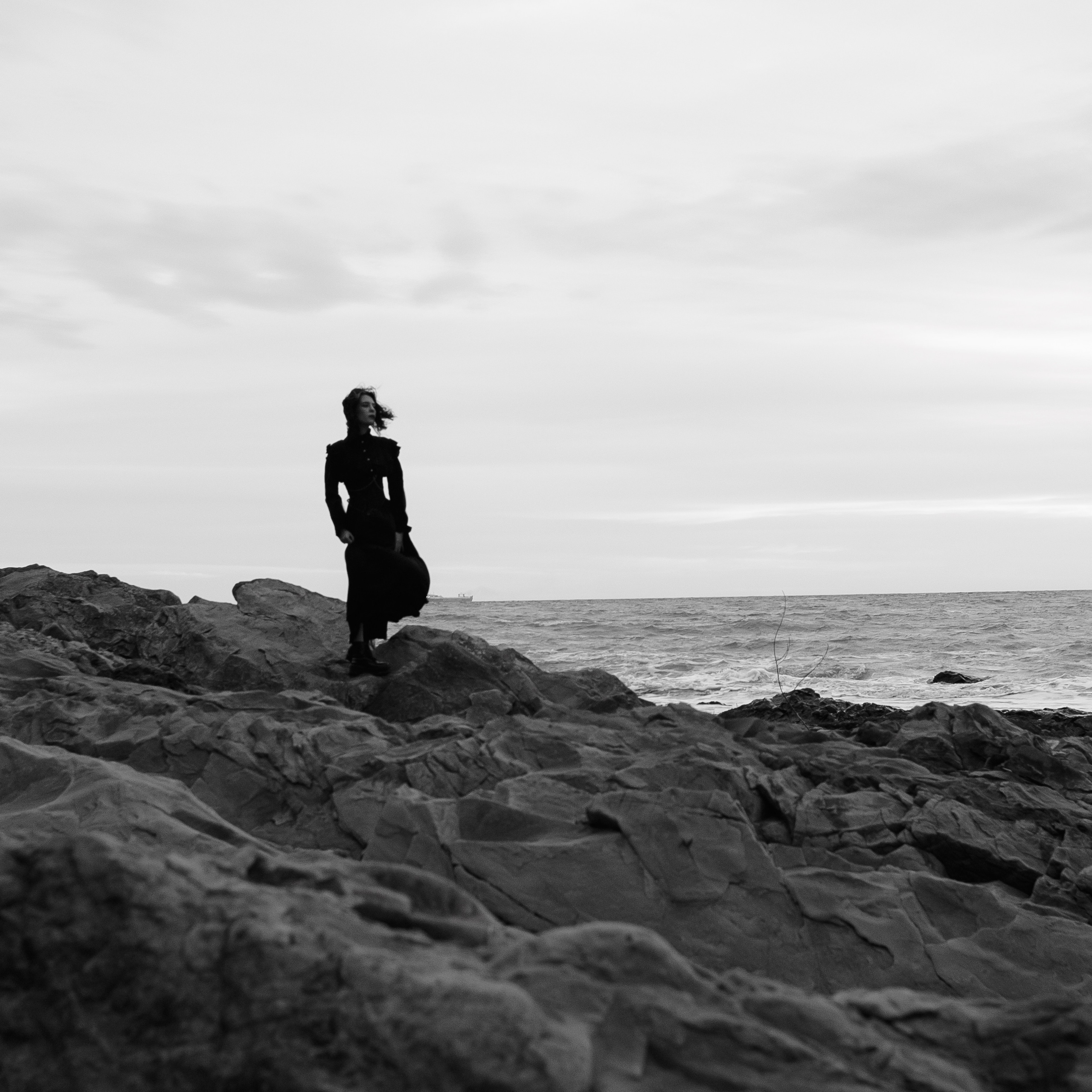 Съёмка у моря с оленьими рогами