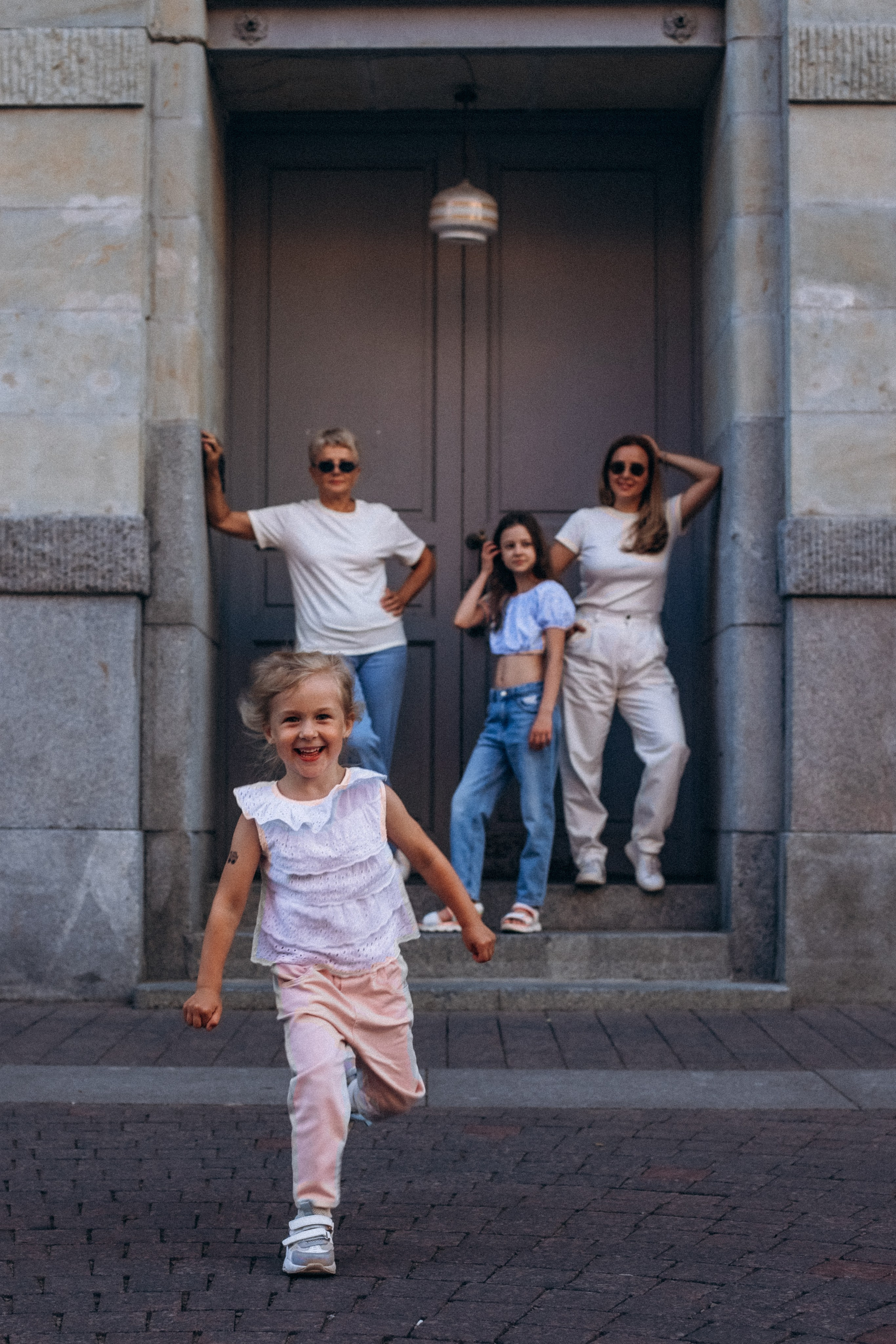 Дарья с семьей в июне. Фотопрогулка в Петербурге. Индивидуальный и семейный фотограф в Санкт-Петербурге