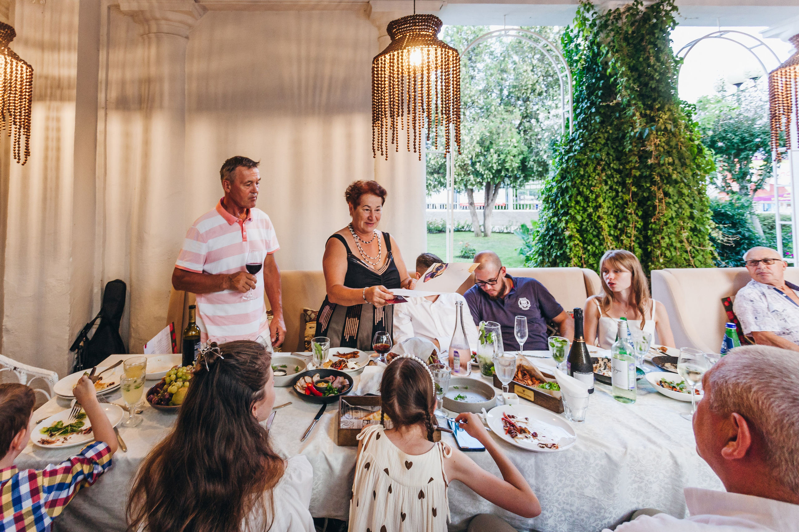 День рождение в уютном ресторане. Фотограф Денис Денисов