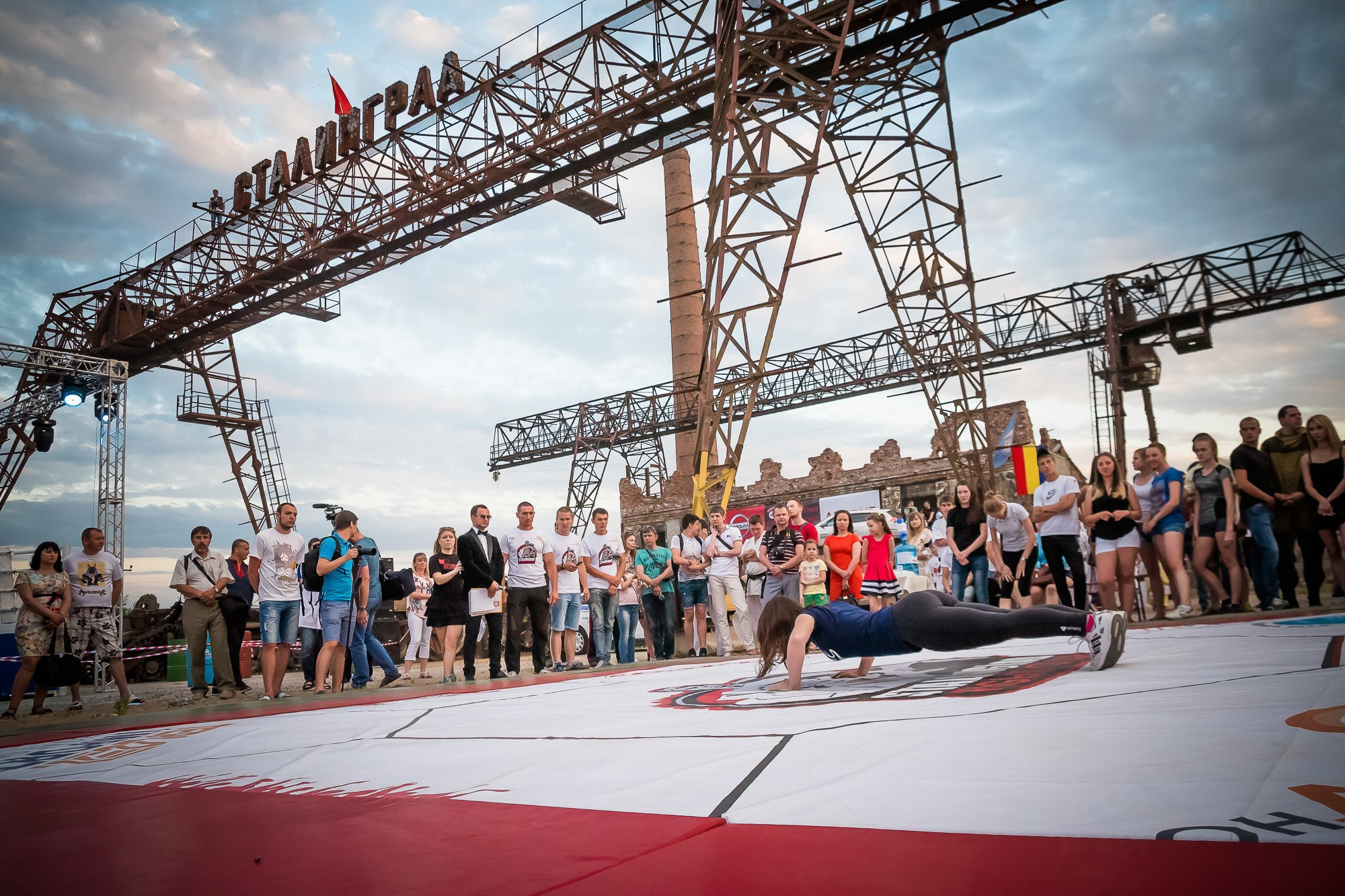 Девушка выполняет отжимания на сдаче ГТО