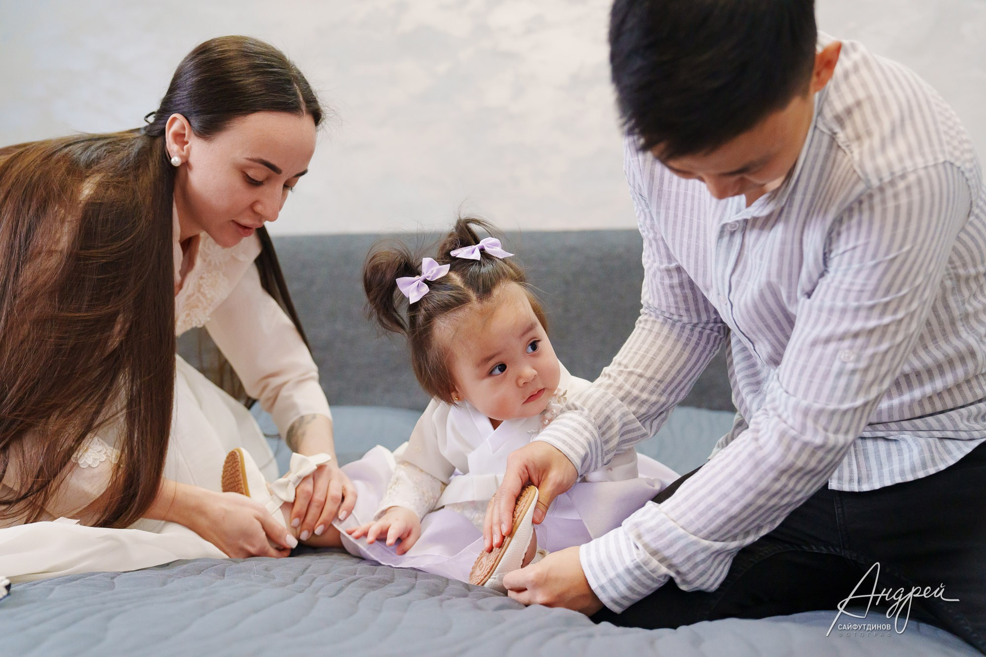 Фотосессия Асянди обычно начинается за пол часа до традиционного утреннего корейского столика. Съёмка сборов и подготовки малышки к утреннему столику.