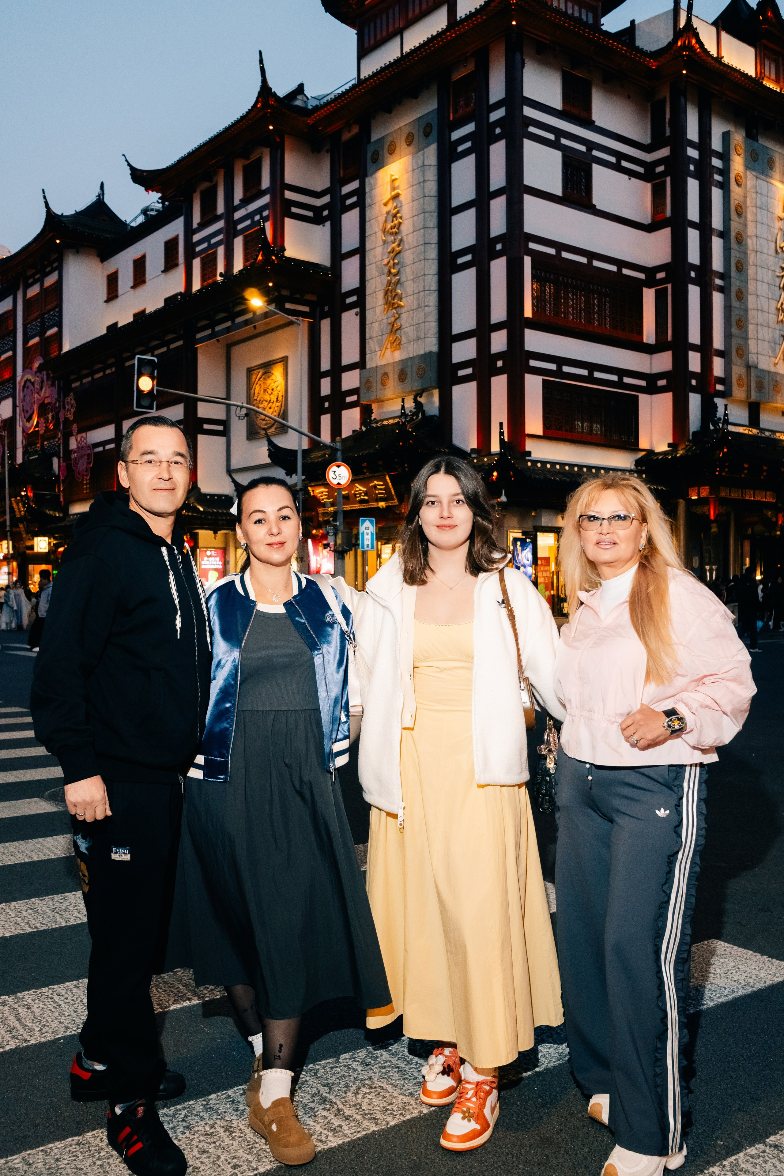 Evening Family Photo Session at Yuyuan Bazaar in Shanghai
