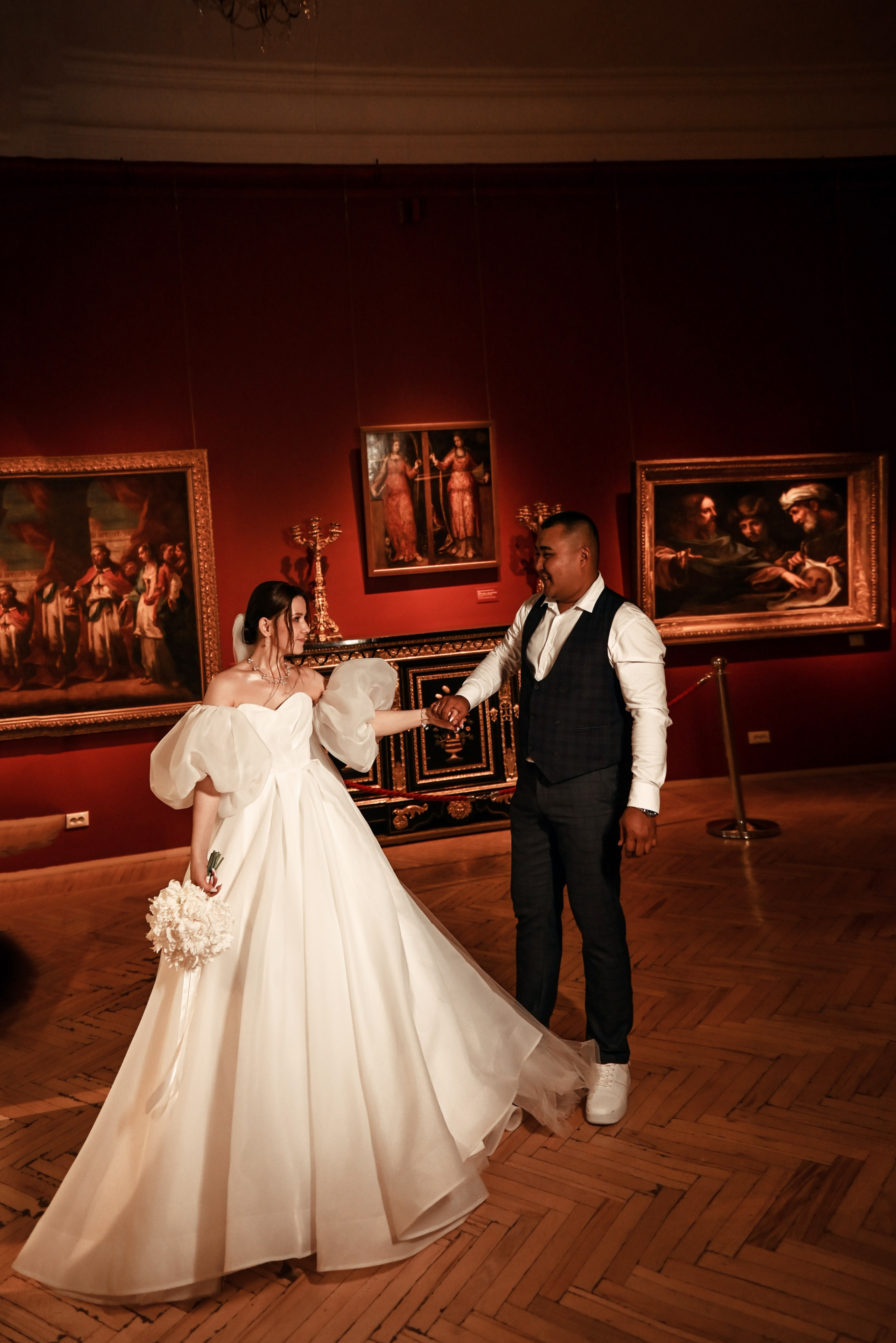 Небольшая свадебная серия в музее и прогулкой под дождем Эльмиры и Ризата. Свадебный, семейный, детский, контент фотограф в Омске Максим Ильин