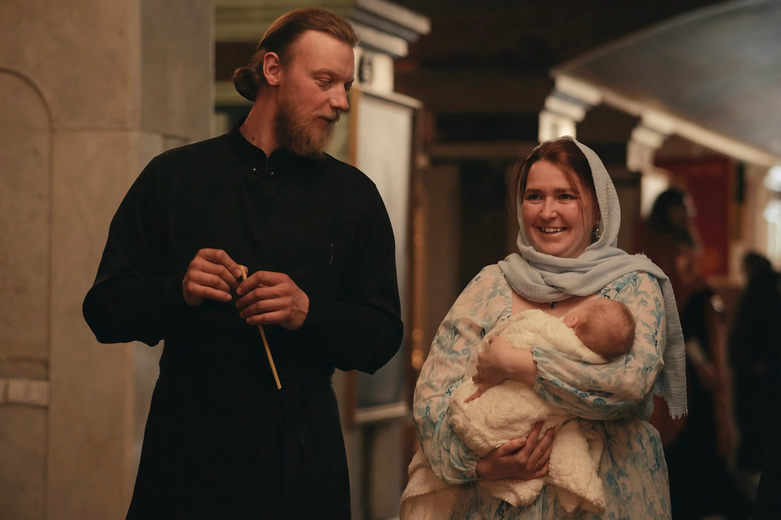 Искренний момент Таинства Крещения в Храме на Крови. Тишина между кадрами, естественное освещение и документальная фиксация семейной истории. Фотограф Илья Антропов.