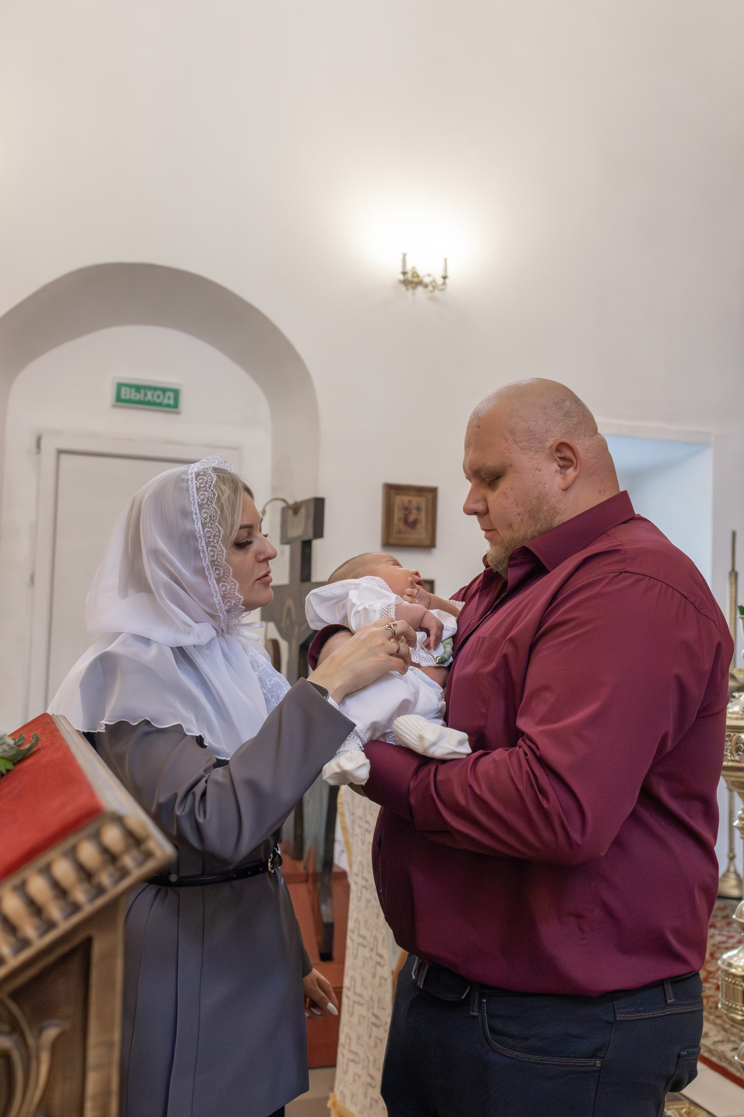 Таинство Крещения Степана в храме Воскресения Христова, с. Трубино (Калужская обл.). Надежда Стар семейный и церковный фотограф в Жукове и Калужской области