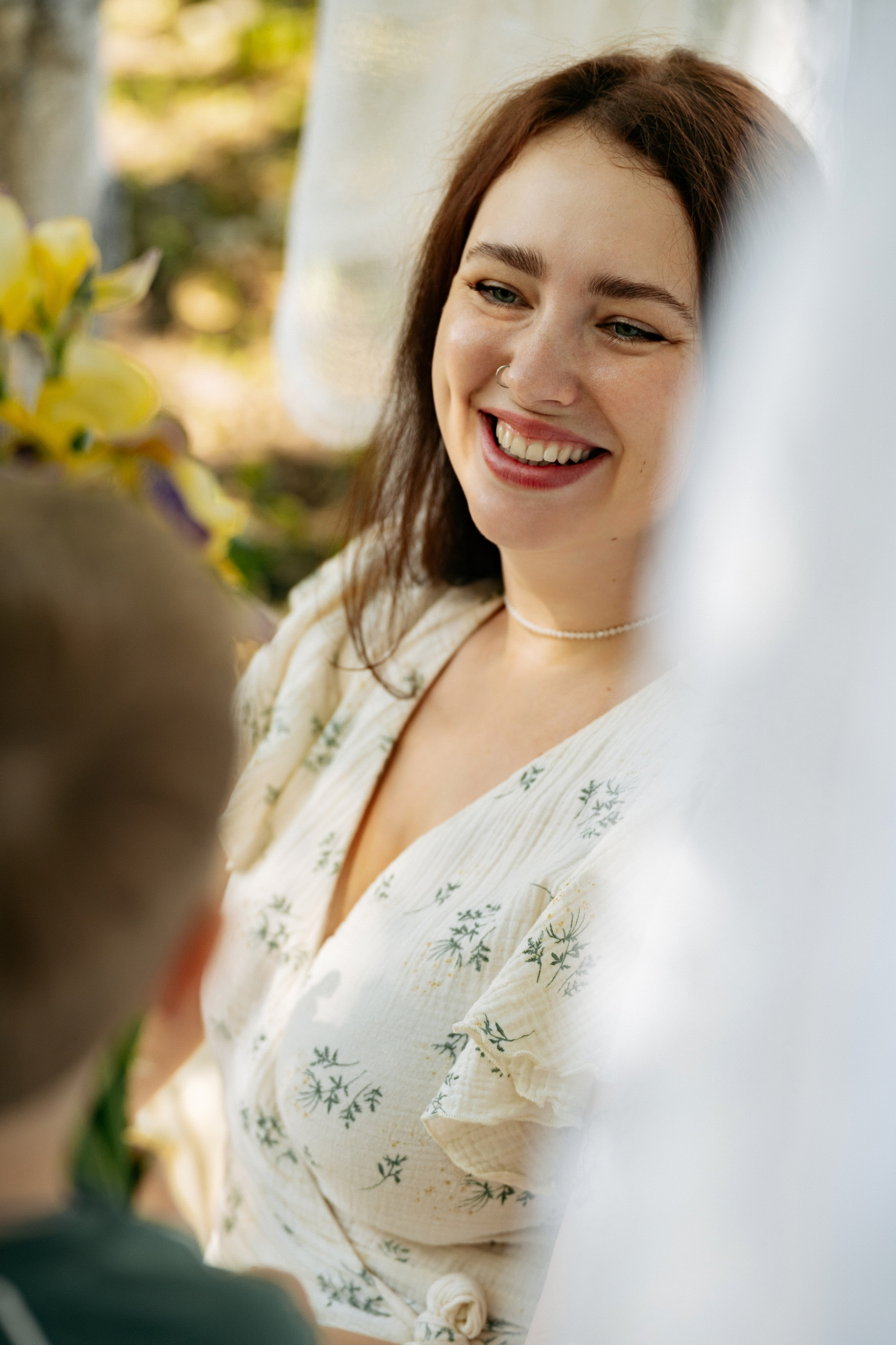 мама улыбается сыну, семейная фотосессия на природе, фотограф Новороссийск