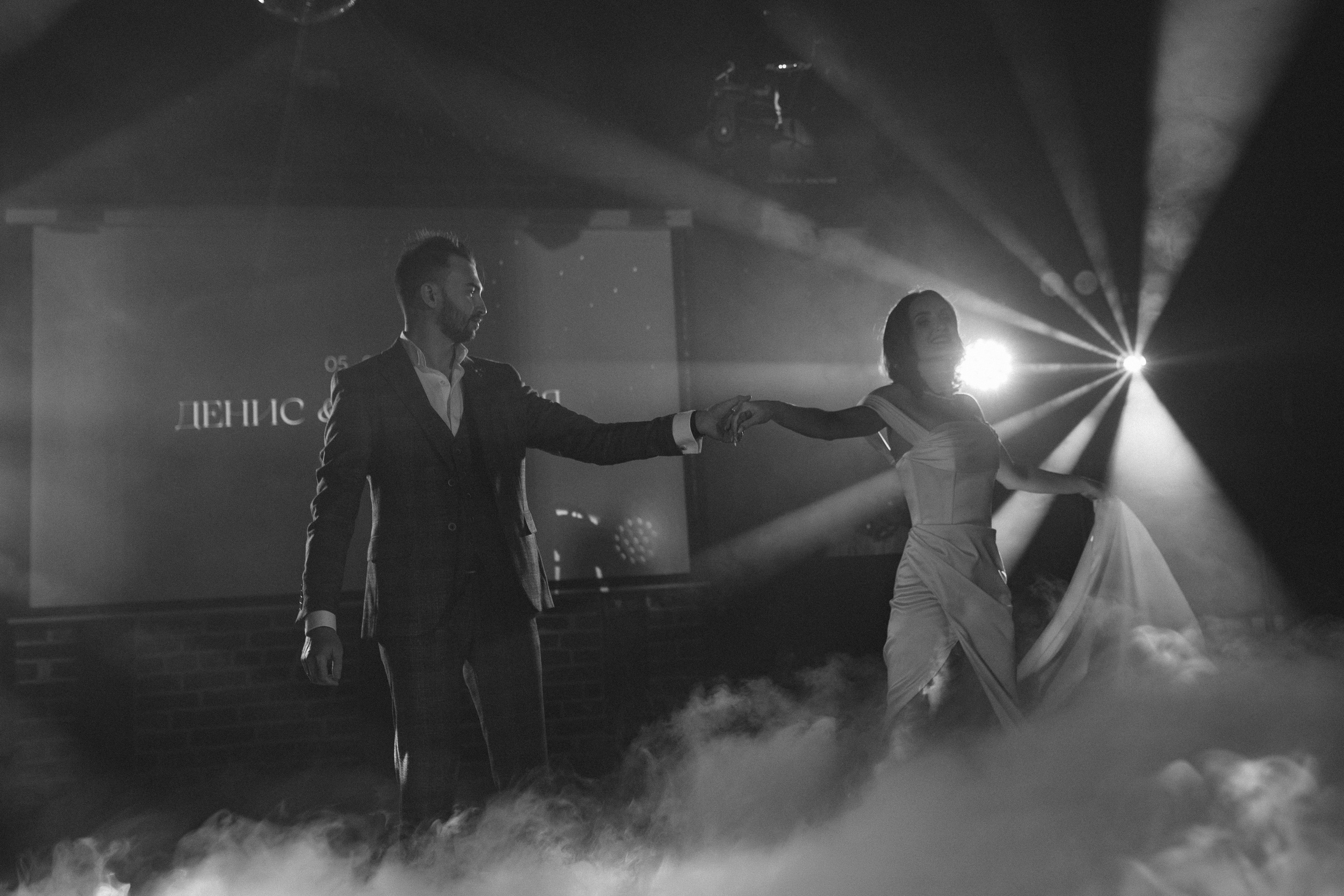 Свадебный фотограф Анапа — Энергичные танцы молодоженов в центре круга гостей.