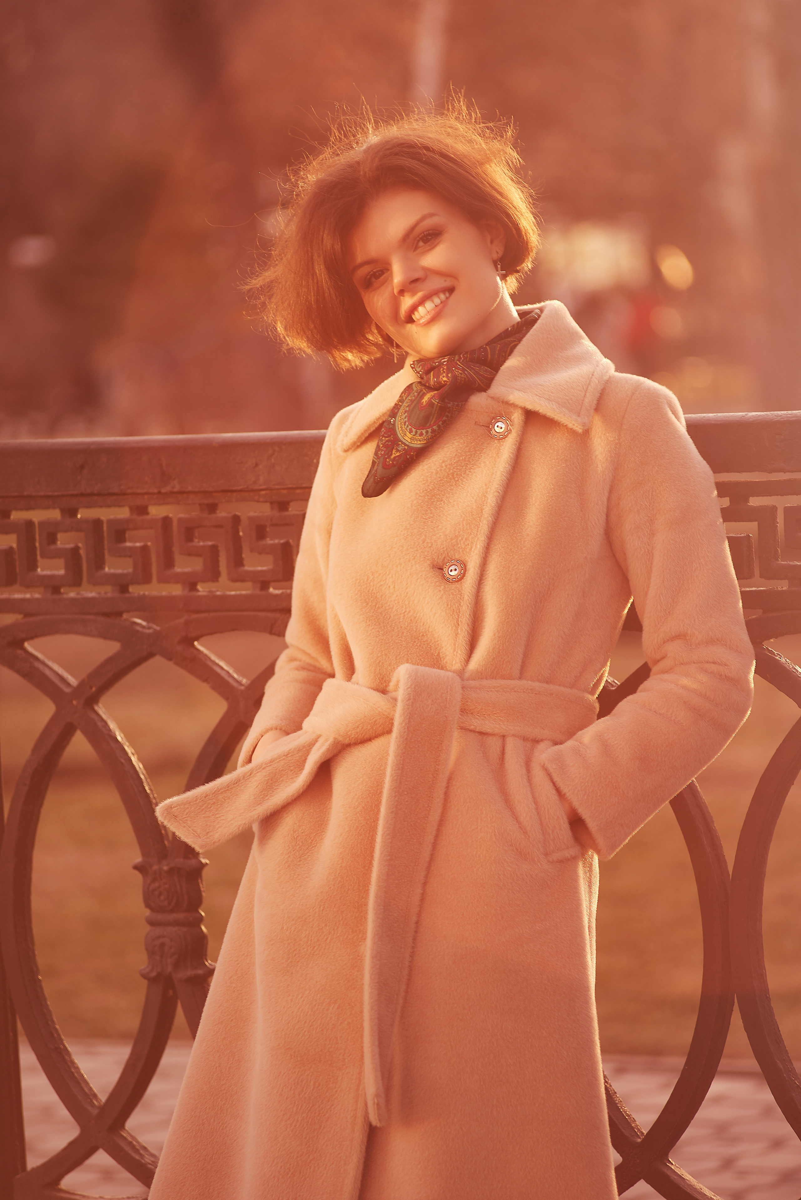 НЕЗНАКОМКА В КАФЕ. Студийный, семейный, свадебный, фэшн и ню фотограф в Астрахани, производство выпускных альбомов. Руслан Кондрашин