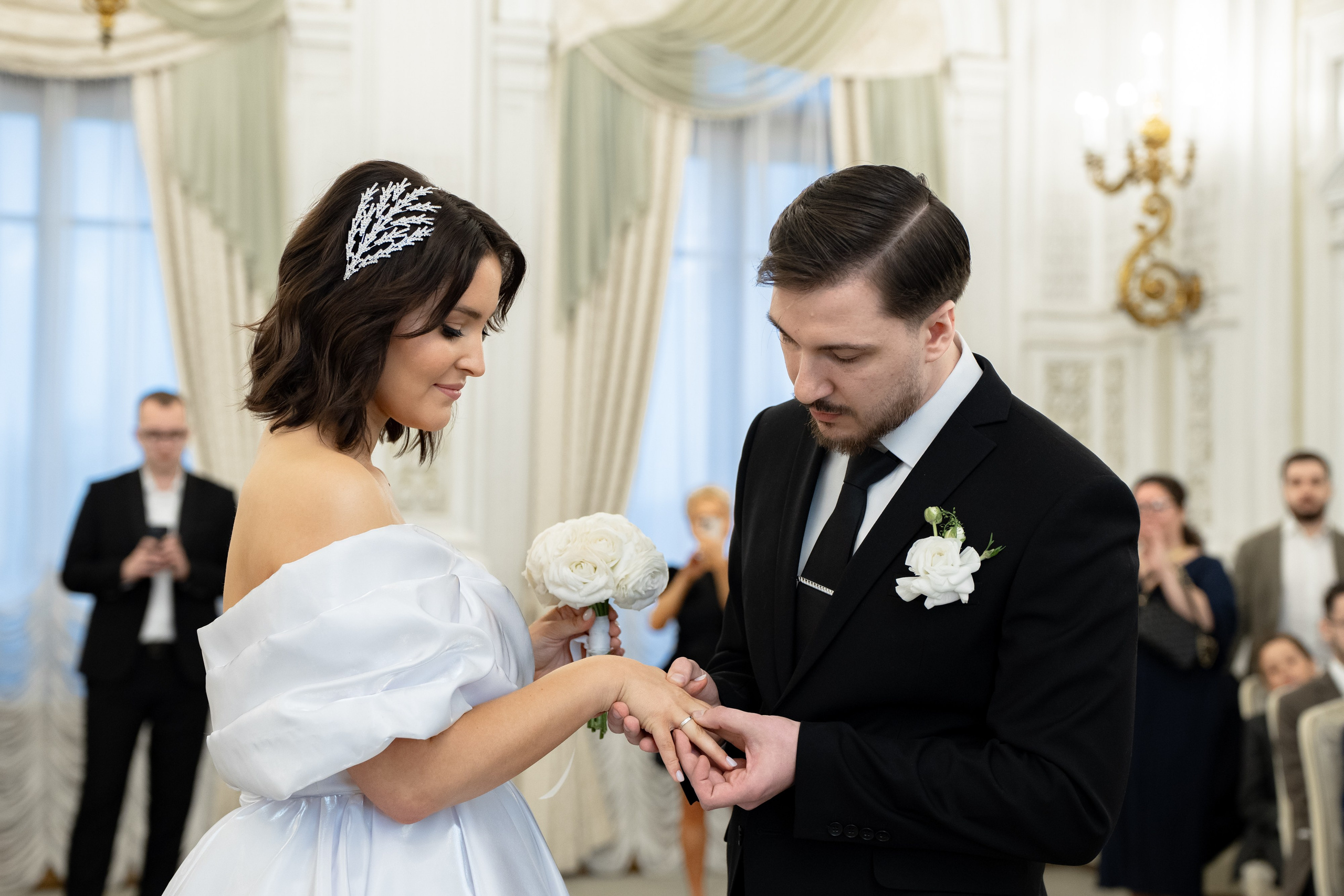 Свадебная фотосессия на Вокзале и рядом с Исаакиевским собором. Свадебный фотограф Александр Невский в Санкт-Петербурге