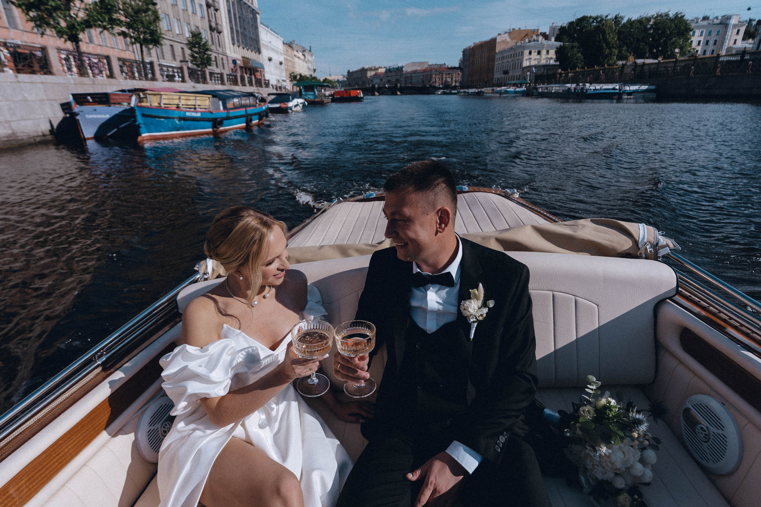 СВАДЕНБНАЯ СЬЕМКА НА КАТЕРЕ ПО КАНАЛАМ САНКТ-ПЕТЕРБУРГА И В АКВАТОРИИ НЕВЫ. Профессиональный фотограф, Санкт-Петербург — Виктория Богомолова