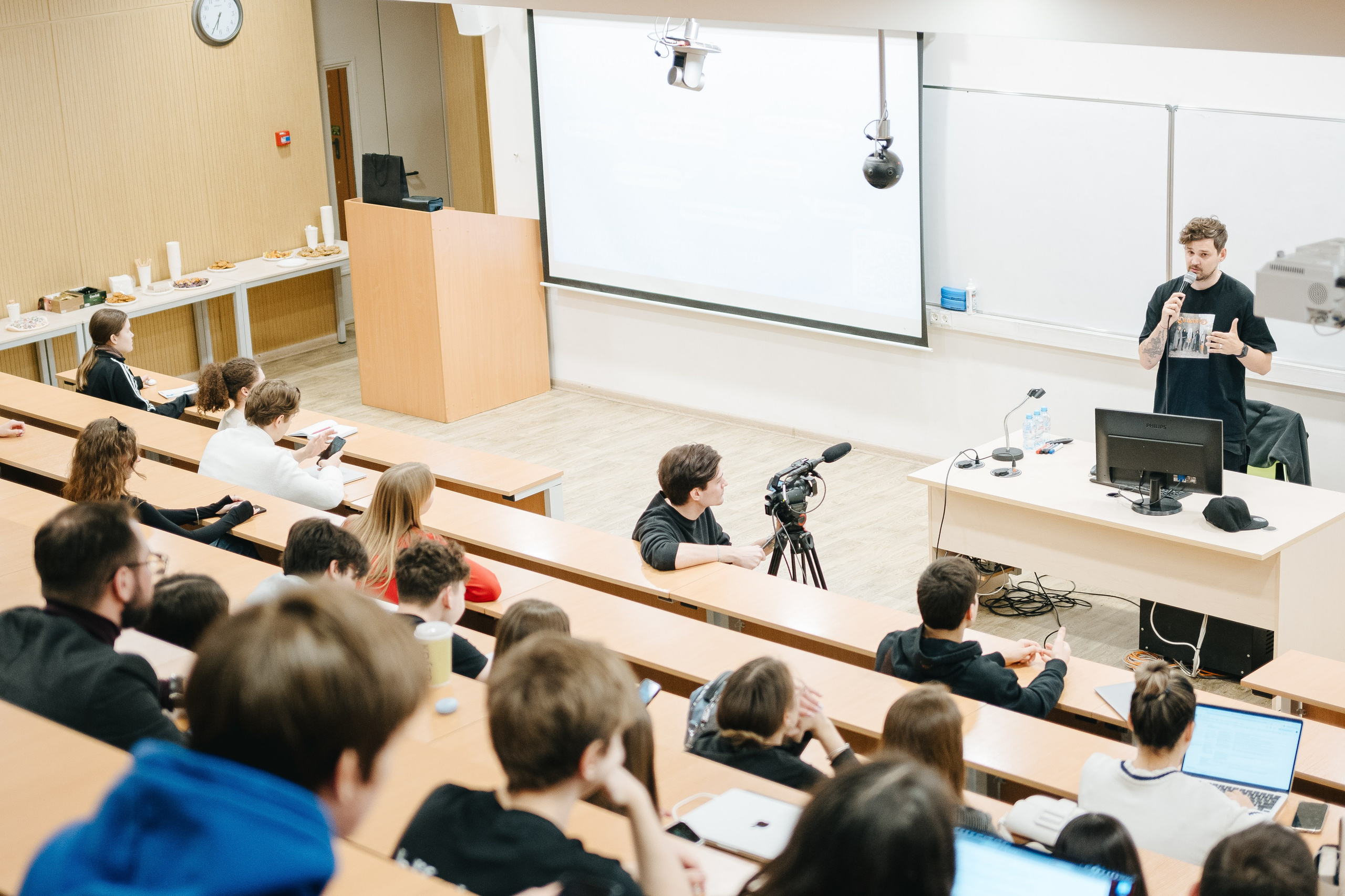 Встреча с Олегом Титовым, креативным продюсером Medium Quality. Даниил Сергеев: репортажный фотограф