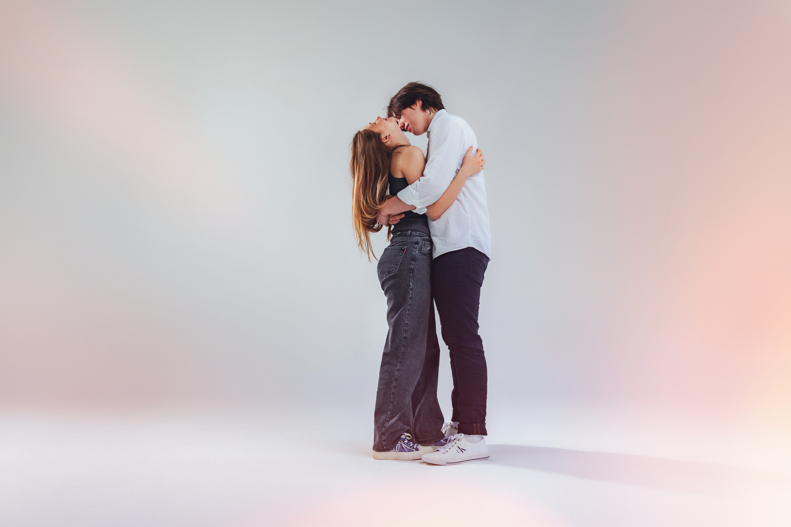 Лав стори фотосессия в студии для Кирилла и Анастасии. Портретный фотограф в Москве Фарид Леонов