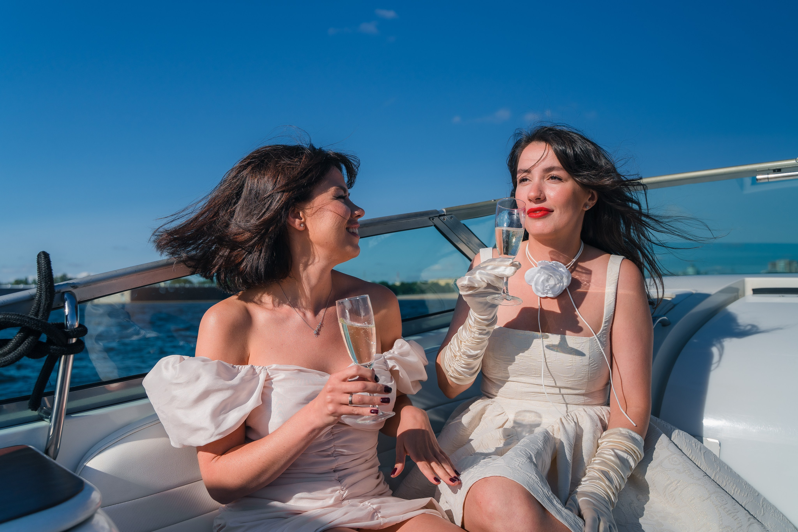 Фотосъемка девичника, встреча девушек, веселые женские портреты