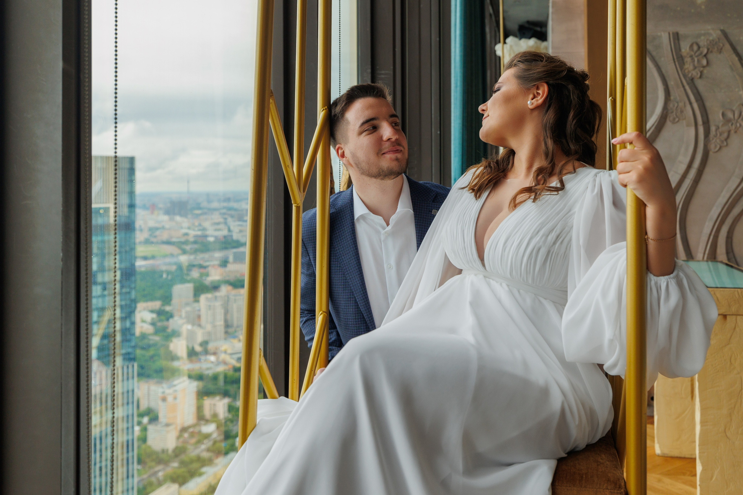 Фотограф на регистрацию в ЗАГС Москва Сити Birds Башня ОКО. Примеры фото, отзывы молодоженов и заявка на регистрацию через официальный сайт.