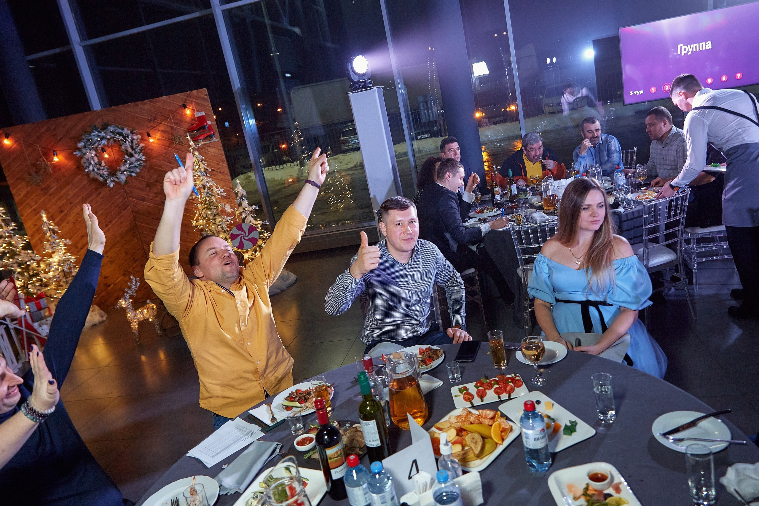 Транс-Инвест / Новогодний корпоратив на территории автосалона. Антон Артюшин, портретный фотограф. Москва