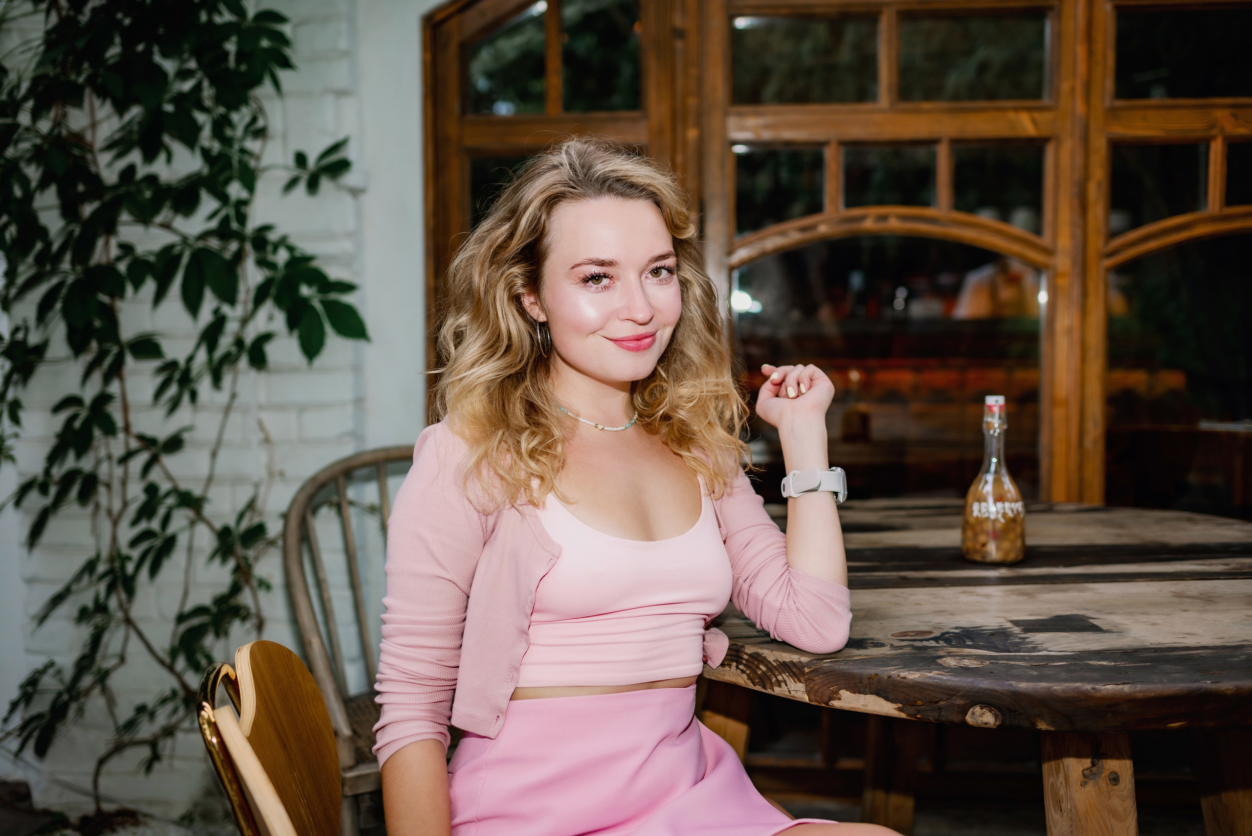 красивые кадры девушки в ресторане