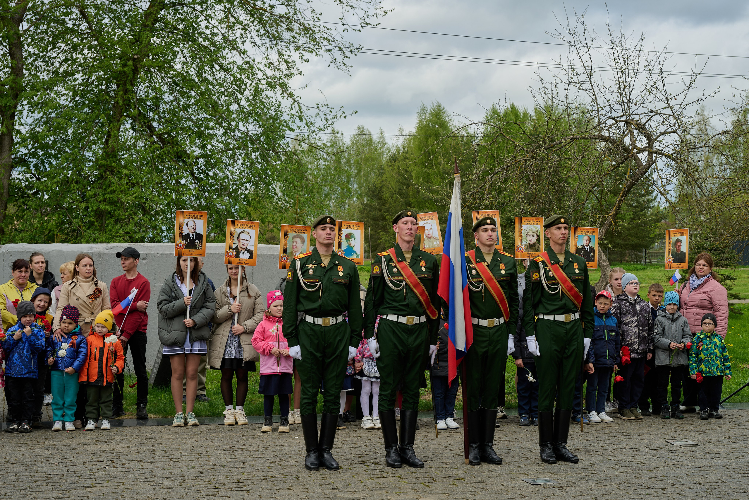 Памяти подвигу Кремлевских курсантов. Ярополец. Фотограф Роман Адлер