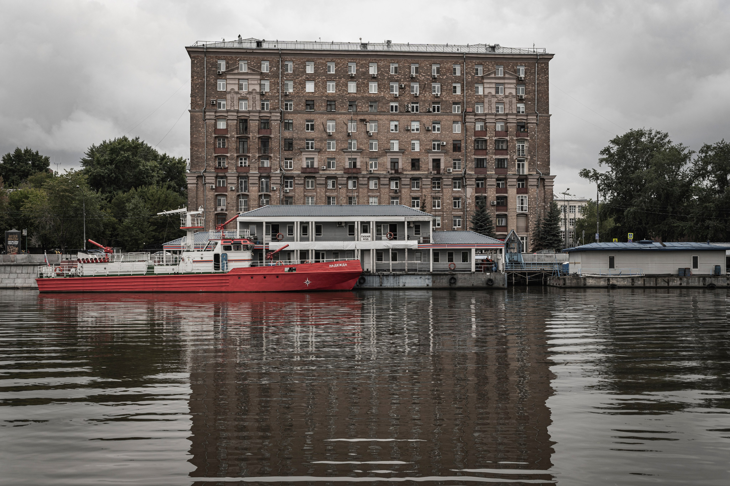 Москва-река. Лето. Яхта. Фотограф Роман Адлер