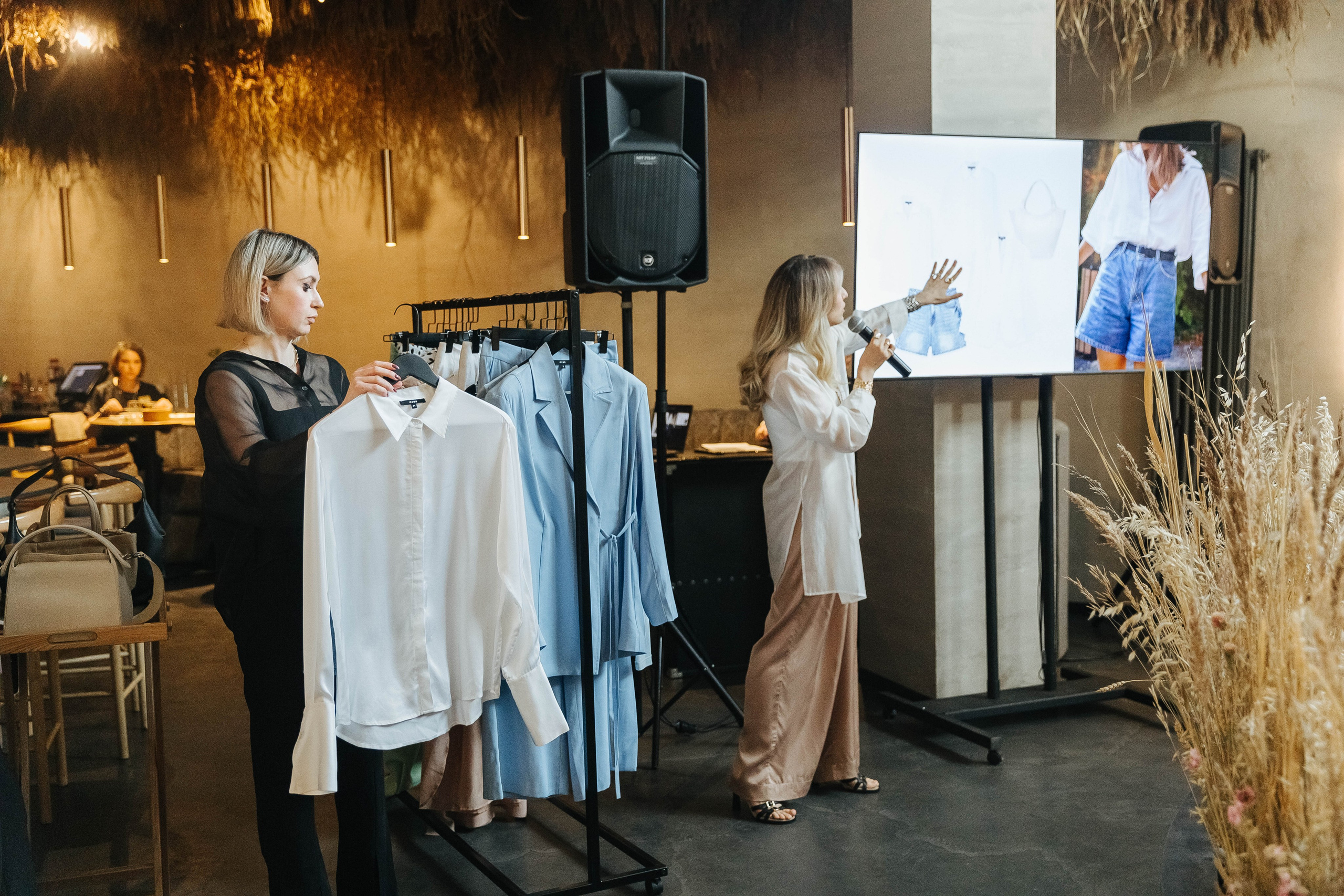 Презентация открытия магазина женской одежды GLVR в ресторане Fresco. Фотограф в Красноярске Надежда Воскресенская