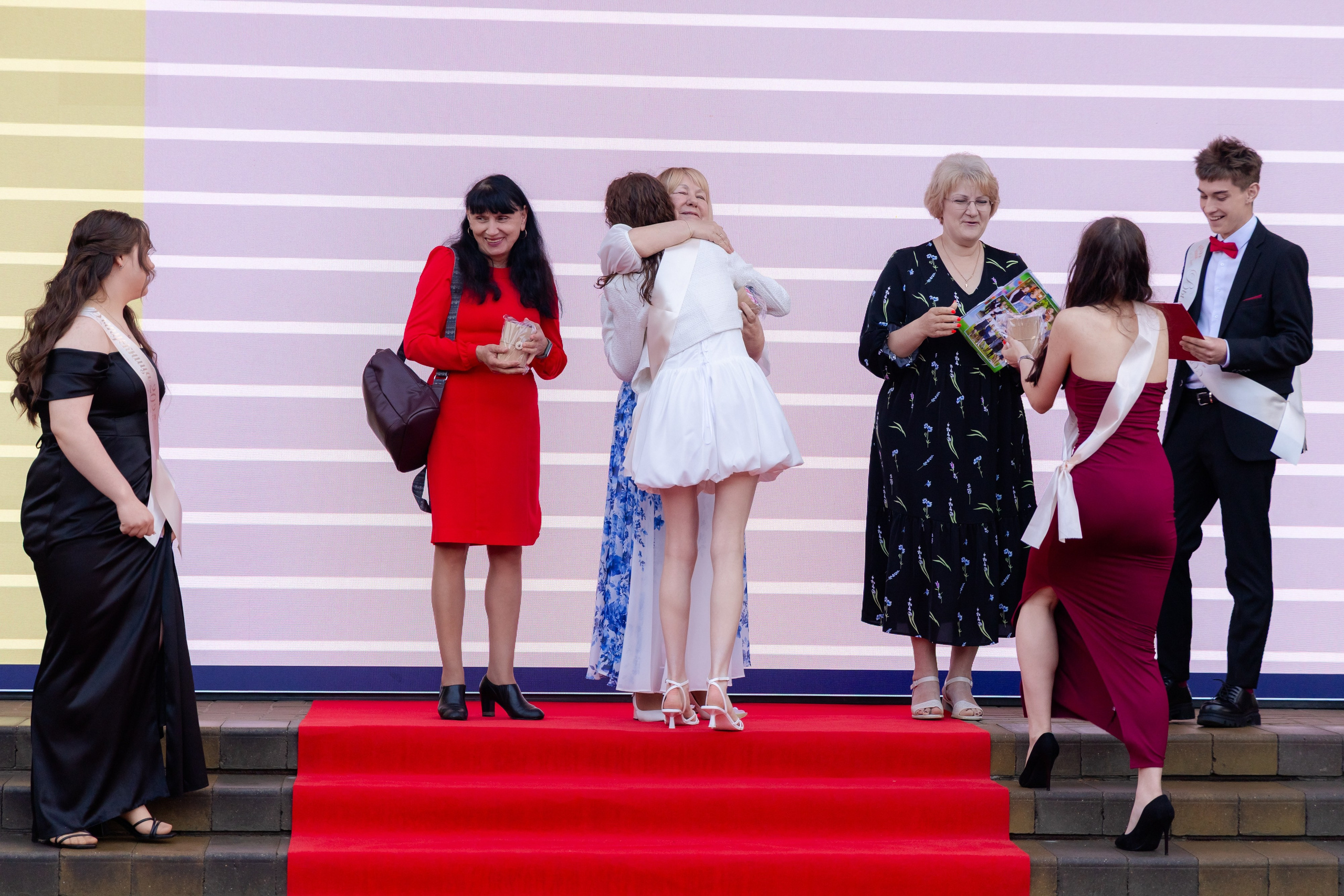 Школьный выпускной 2025 год в Минске, Беларуси. Свадебный фотограф в Минске/Беларуси Сергей Спиридонов