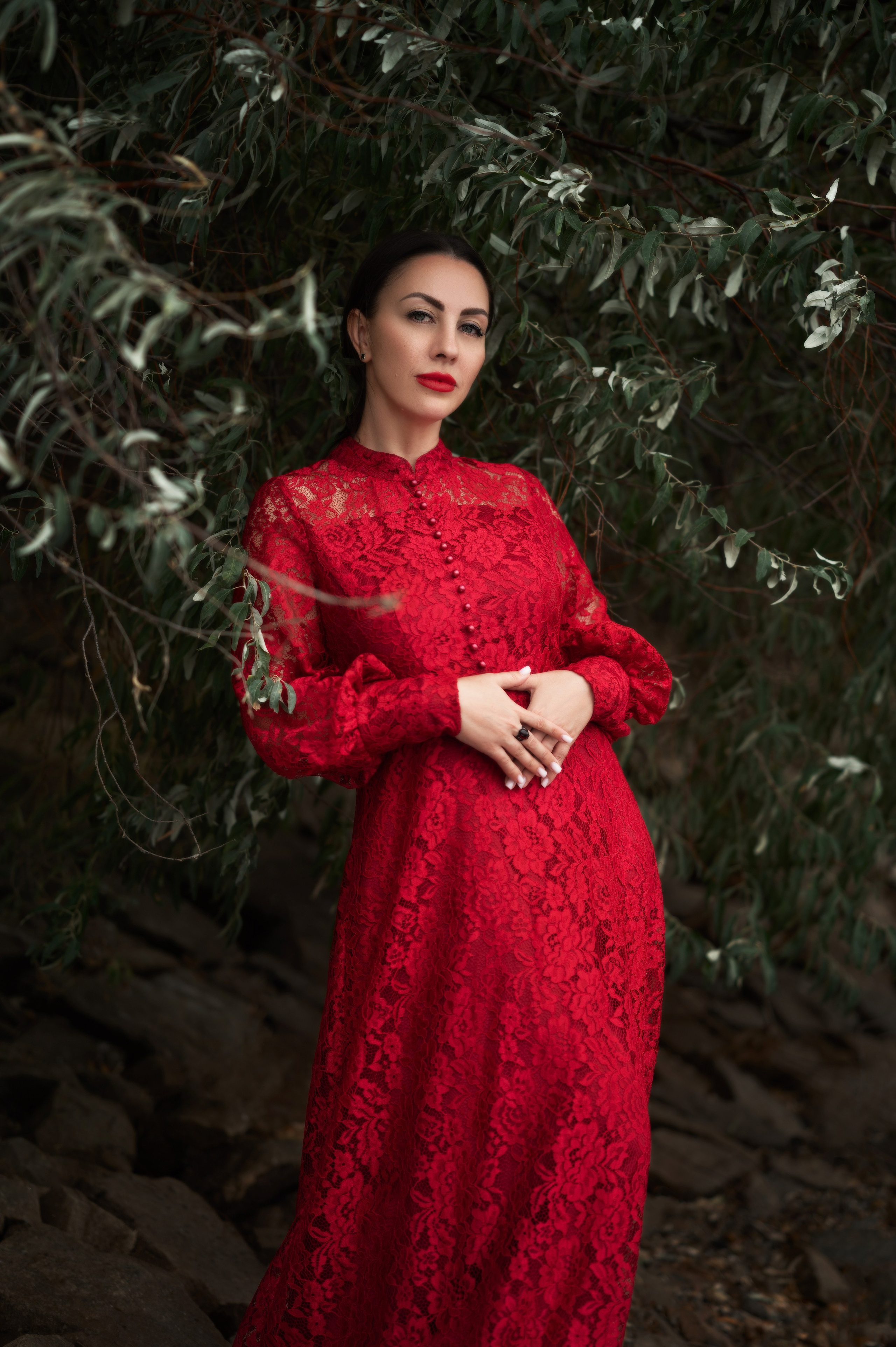 Елизавета Жуйкова (Волгодонск): съёмка в лесу. Модель в алом платье — сочетание женственности и роковой эстетики.