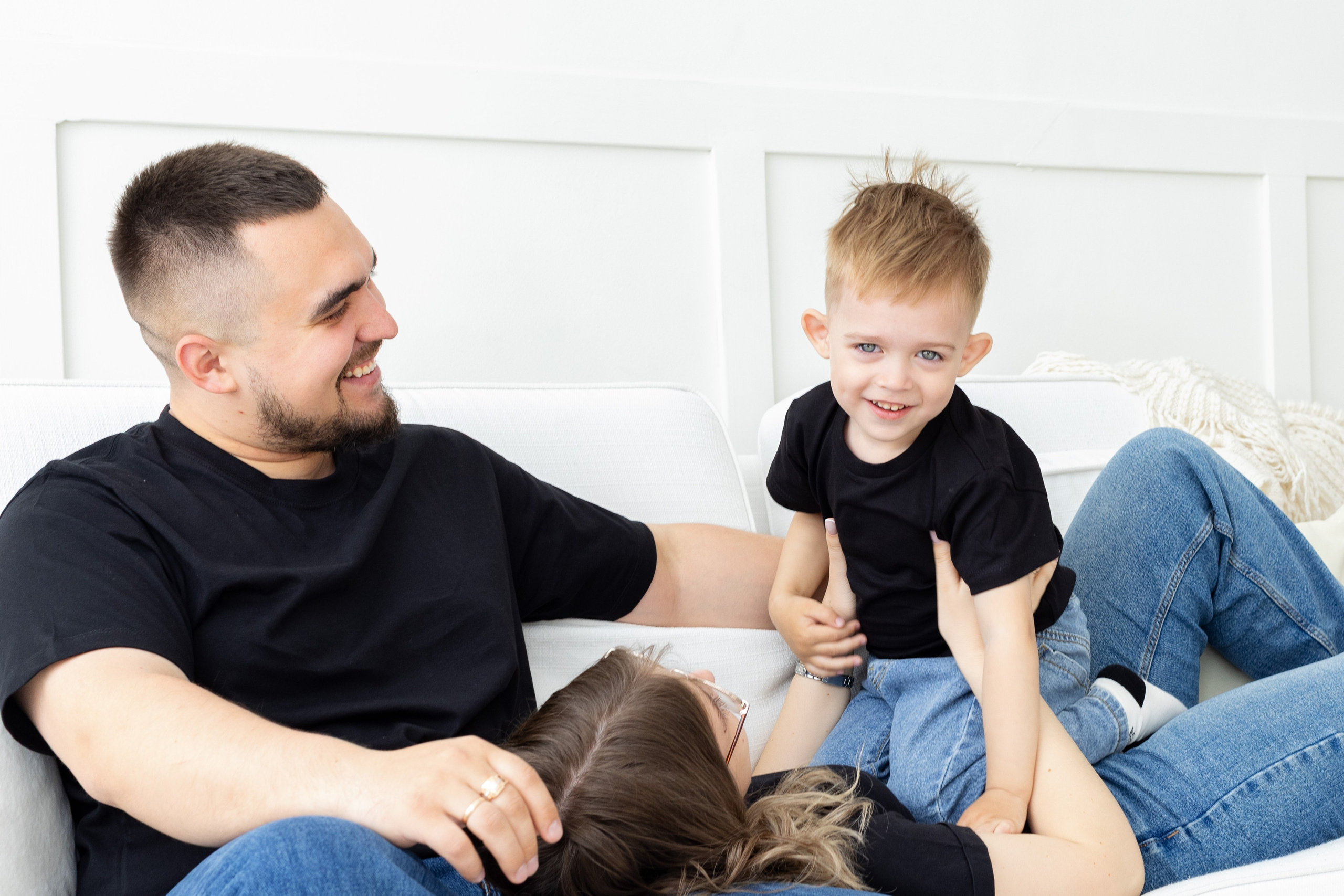 Семейная фотосессия в студии (Михаил, Крестина и Макар). Женский фотограф в Орске Новотроицке Динара Долганова