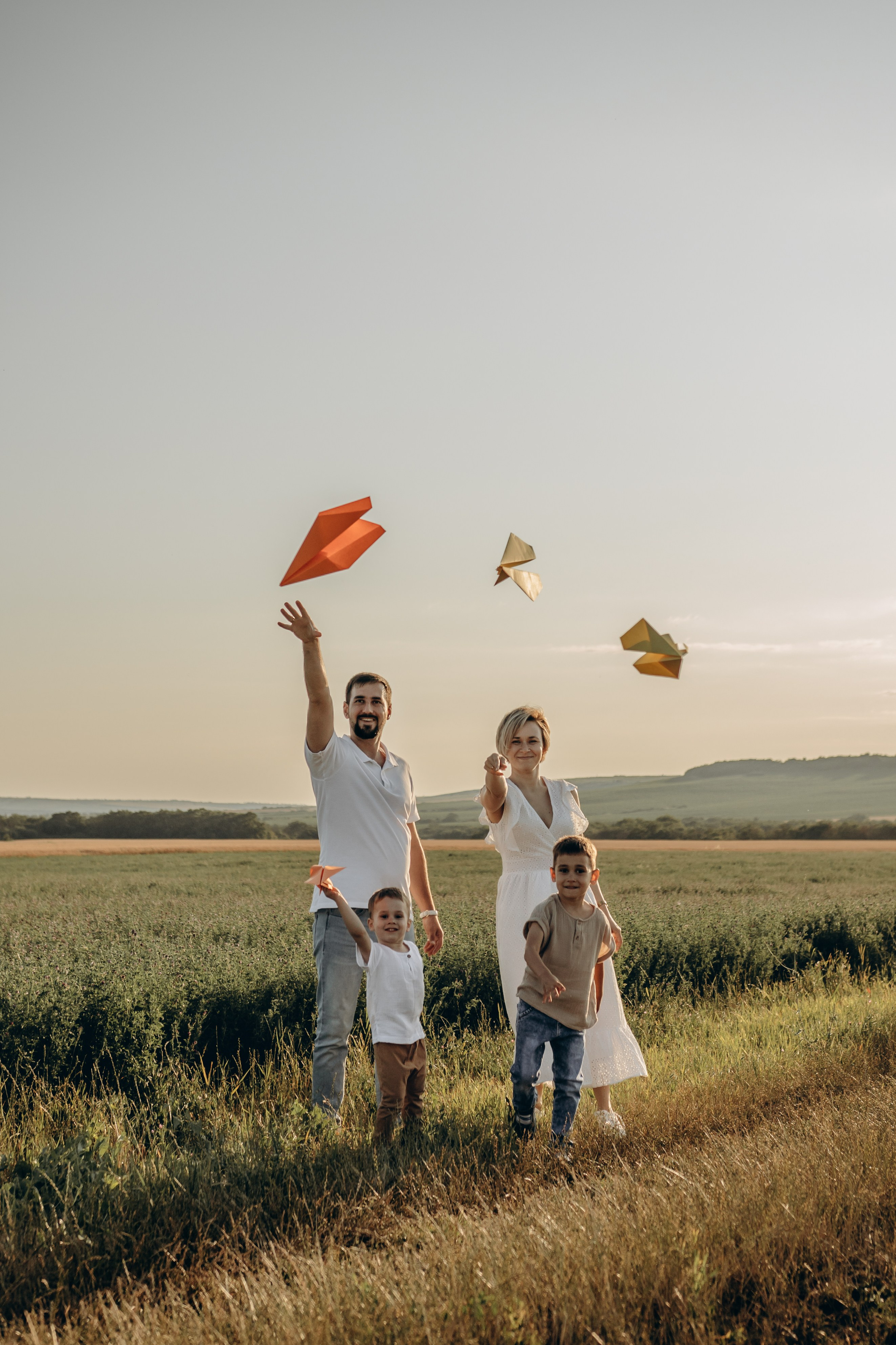 Миша, Ксюша, Саша и Леша — запуская воздушного змея. Семейный фотограф Новороссийск, Анапа, Геленджик — Юлия Давыдова