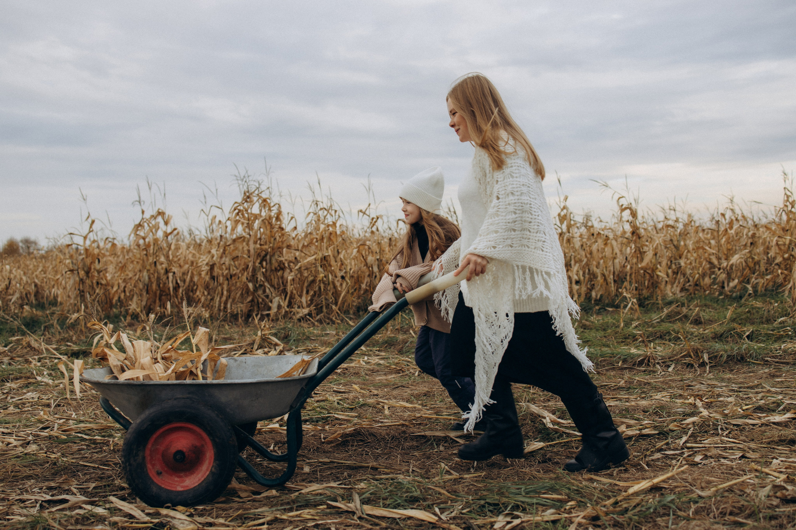 Оля, Ксюша и кукуруза. Фотограф Елена Рябцева