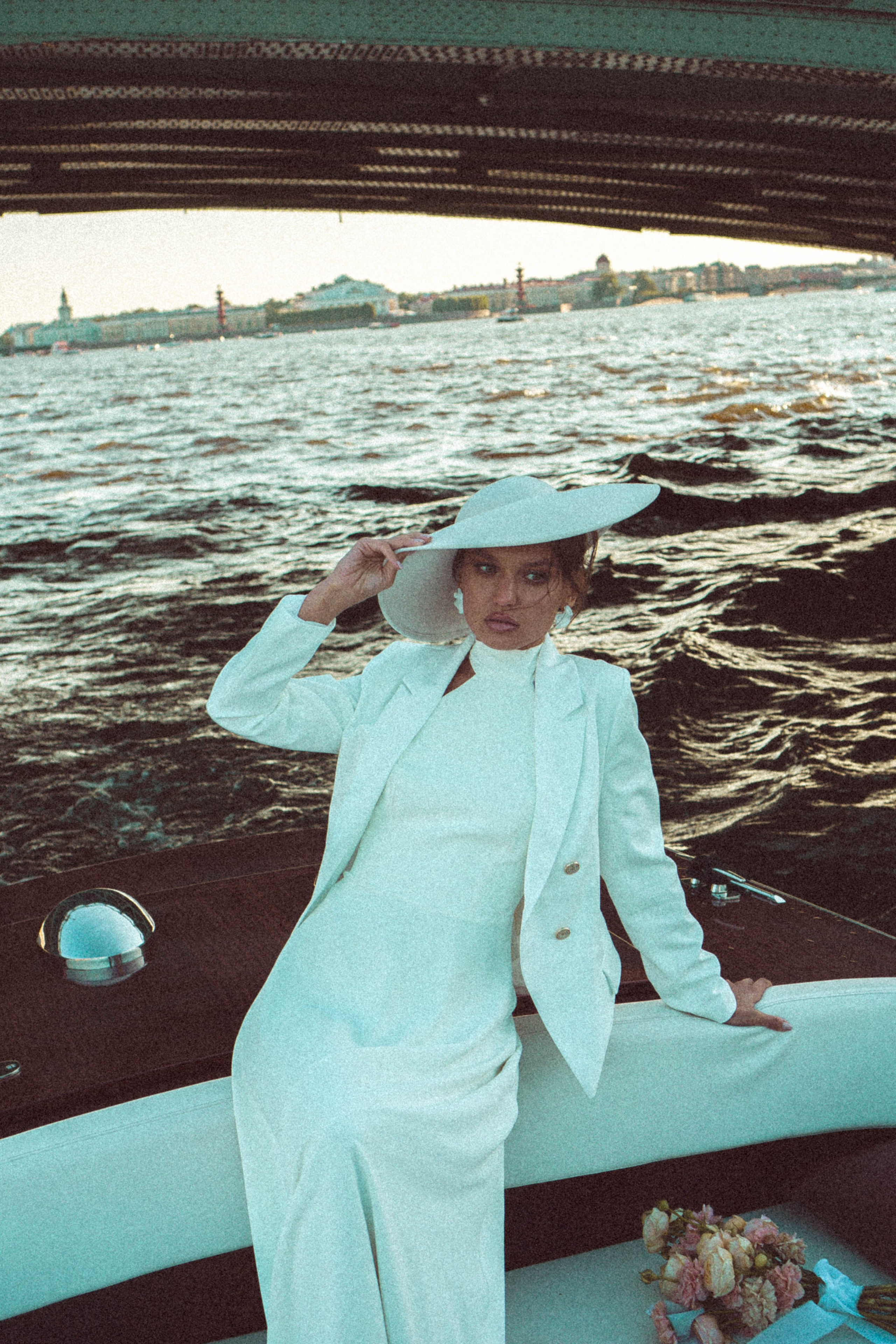 СВАДЕНБНАЯ СЬЕМКА НА КАТЕРЕ ПО КАНАЛАМ САНКТ-ПЕТЕРБУРГА И В АКВАТОРИИ НЕВЫ. Профессиональный фотограф, Санкт-Петербург — Виктория Богомолова