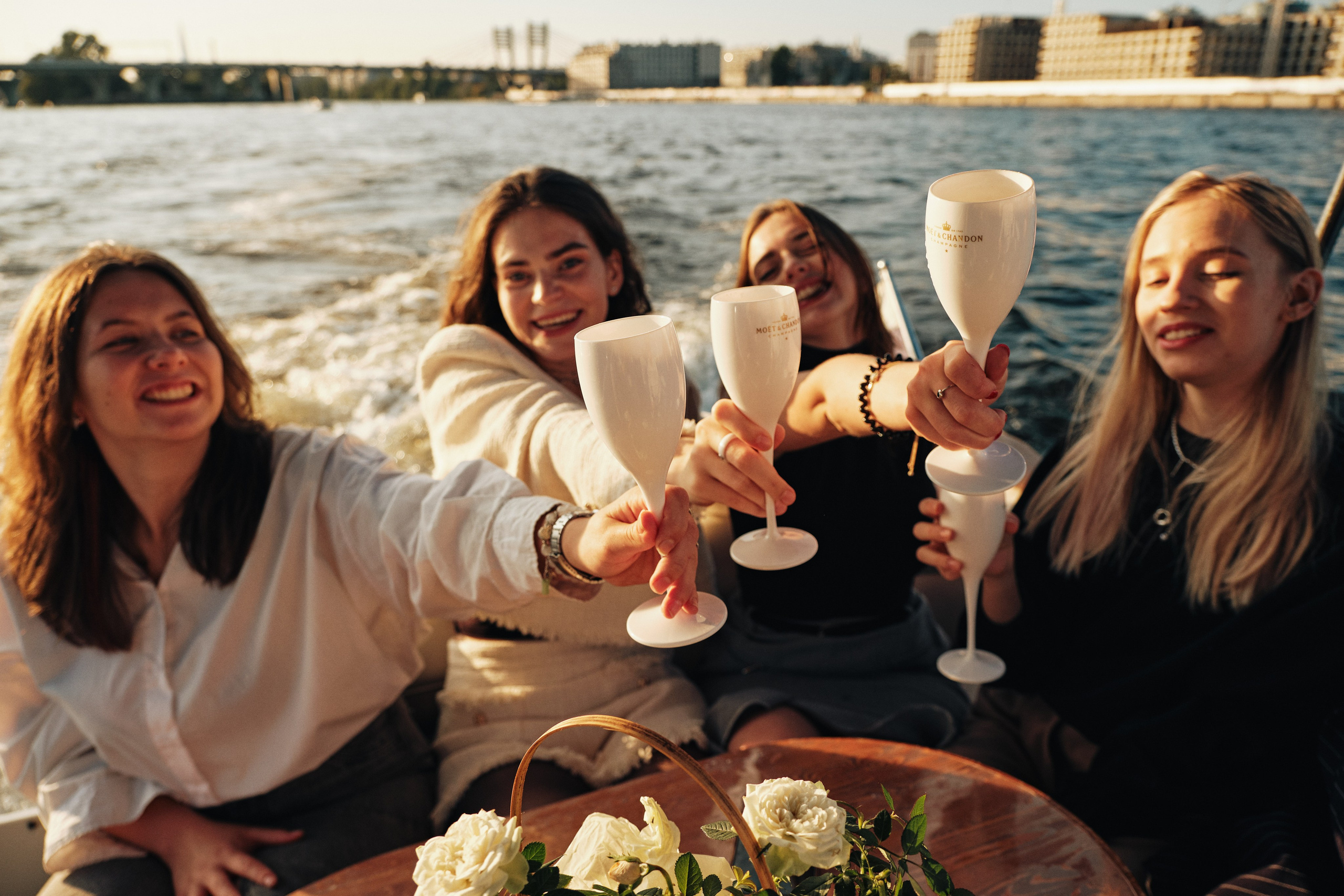 Фотосессия на катере в Санкт-Петербурге. Семейные и свадебные фотосессии в СПб, в студии, на улице, на природе