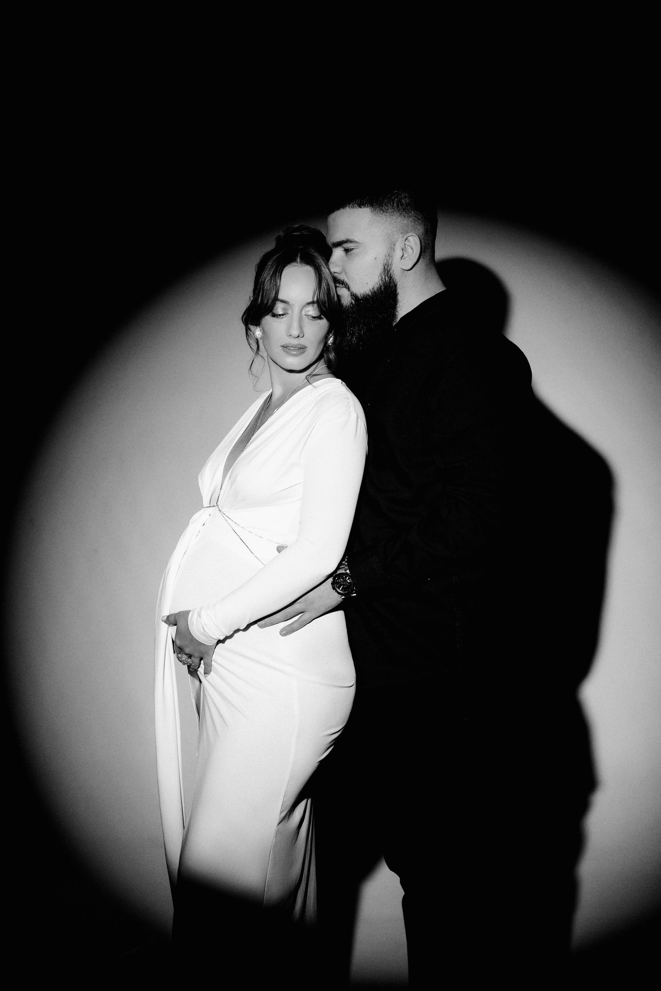 Александра. Фотосессия беременности на циклораме. Фотограф в Москве Ольга Сатони