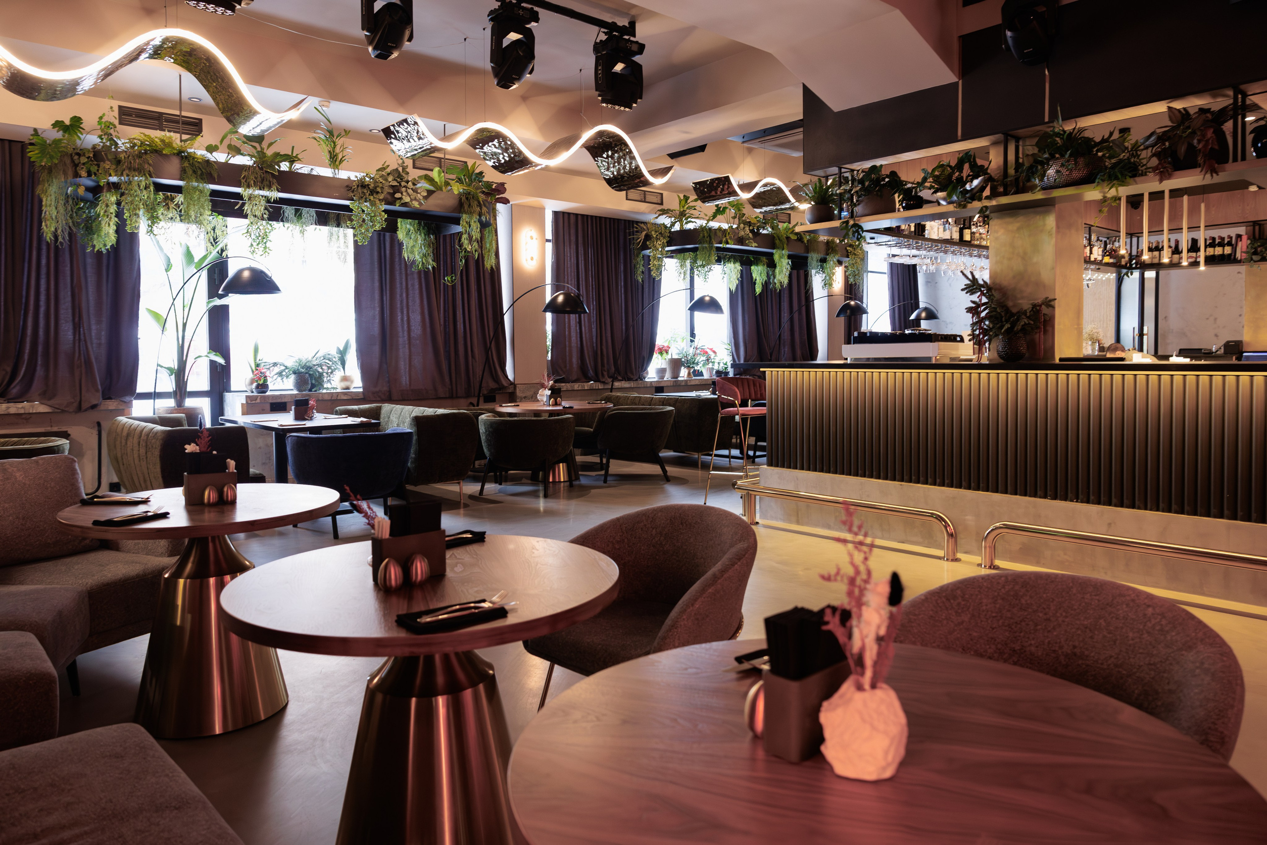 Фотограф для интерьерной съемки ресторана. Контент для бизнеса в Екатеринбурге Полдень Медиа