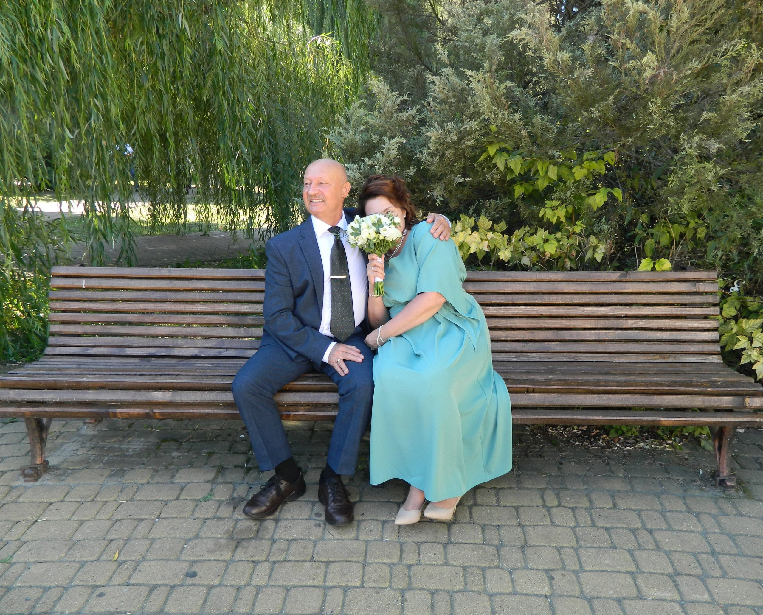 влюблённые супруги сидят на лавочке