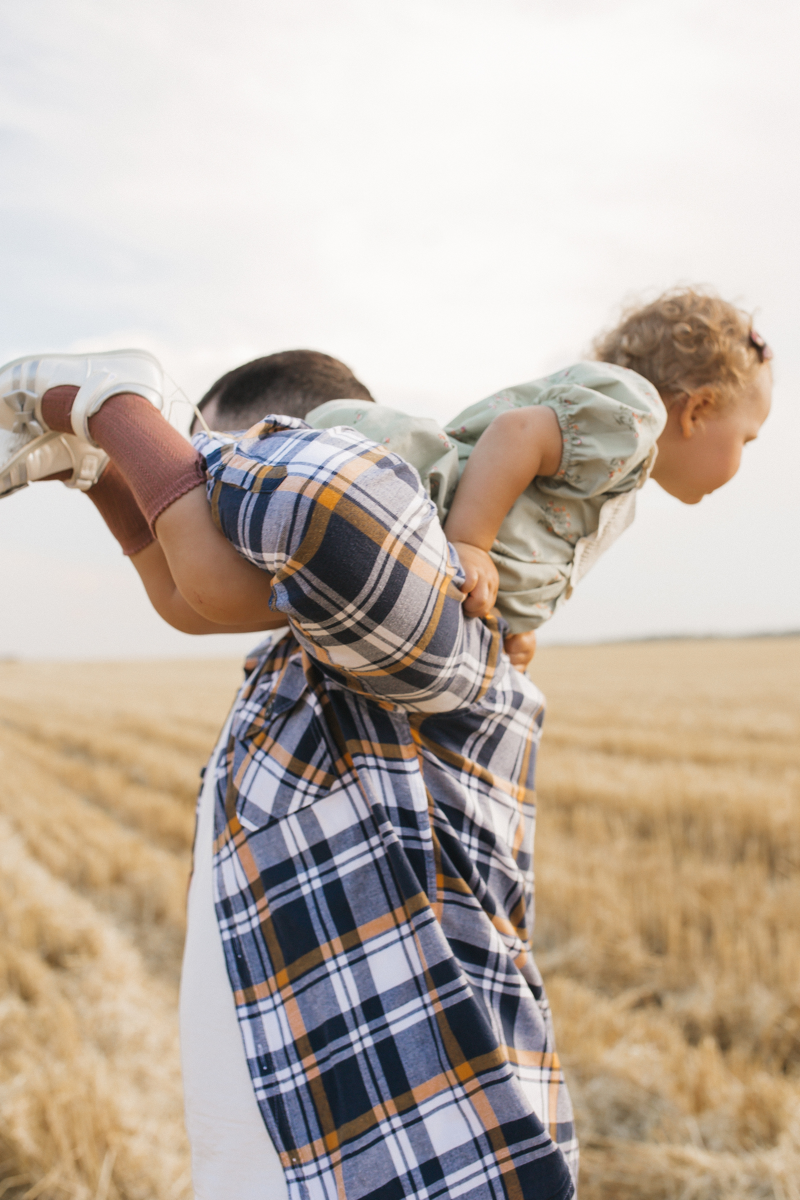 Вика Саша Алиса поле. Семейный и свадебный фотограф в Екатеринбурге Орлова Ирина