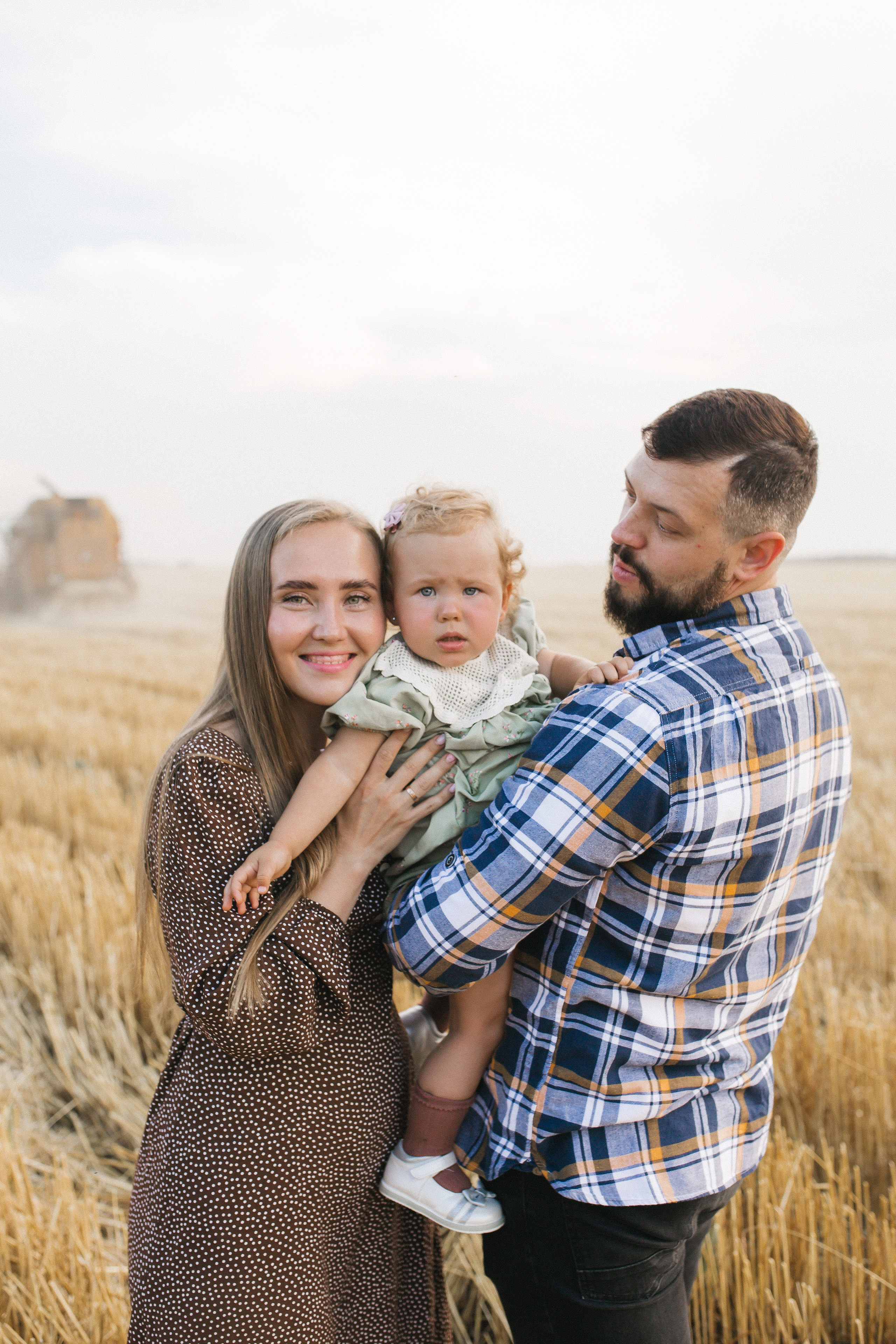 Вика Саша Алиса поле. Семейный и свадебный фотограф в Екатеринбурге Орлова Ирина