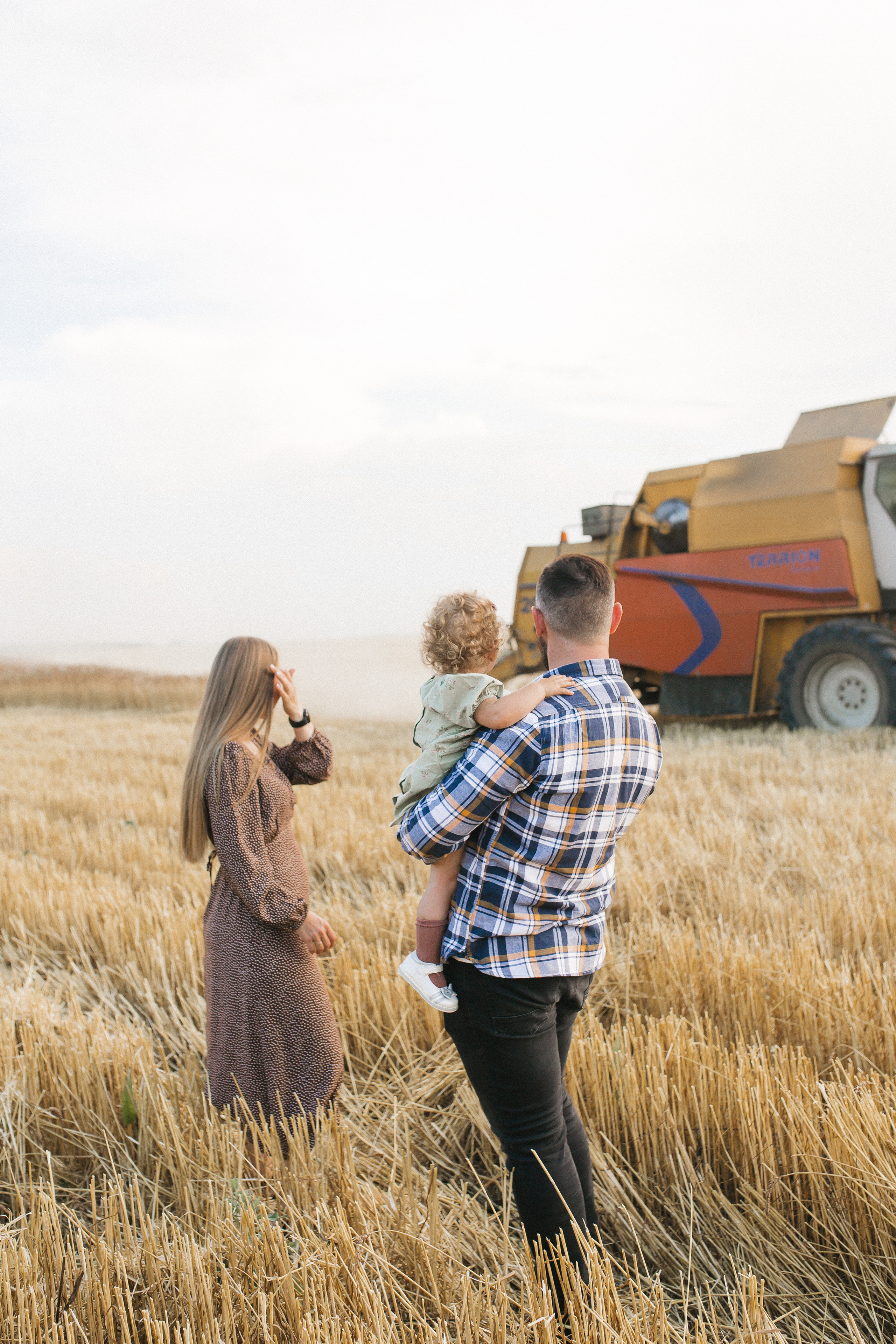 Вика Саша Алиса поле. Семейный и свадебный фотограф в Екатеринбурге Орлова Ирина