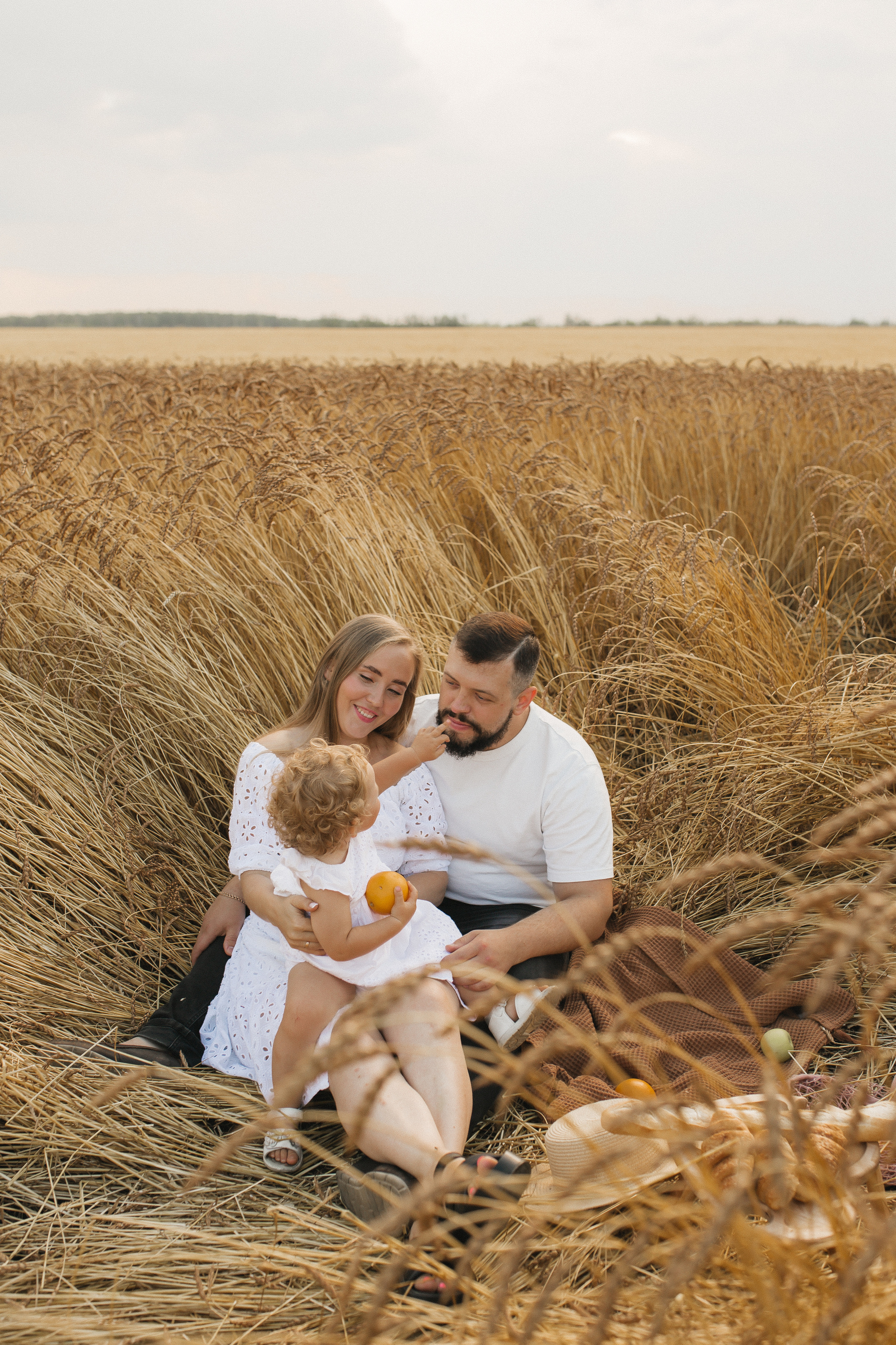 Вика Саша Алиса поле. Семейный и свадебный фотограф в Екатеринбурге Орлова Ирина