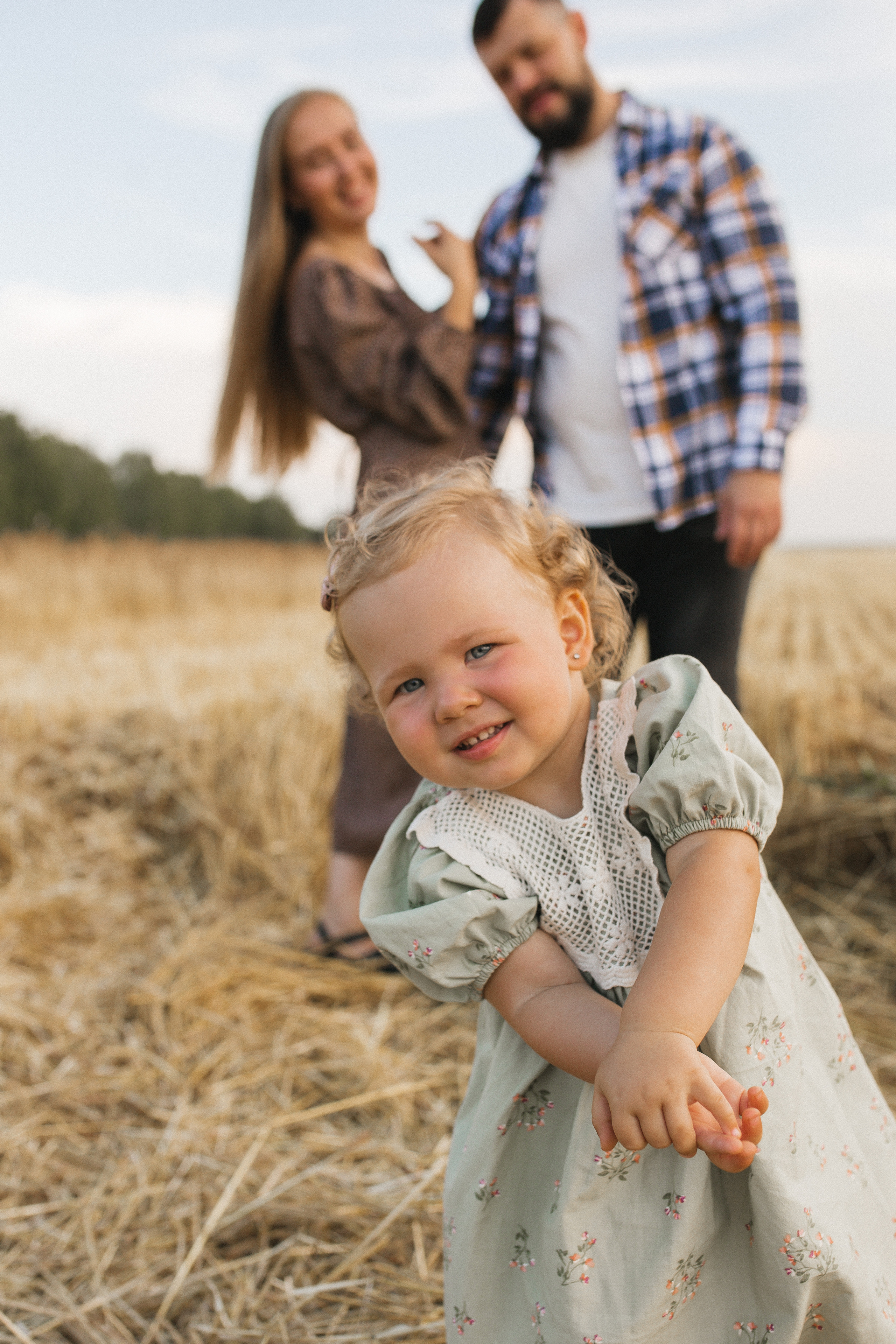 Вика Саша Алиса поле. Семейный и свадебный фотограф в Екатеринбурге Орлова Ирина