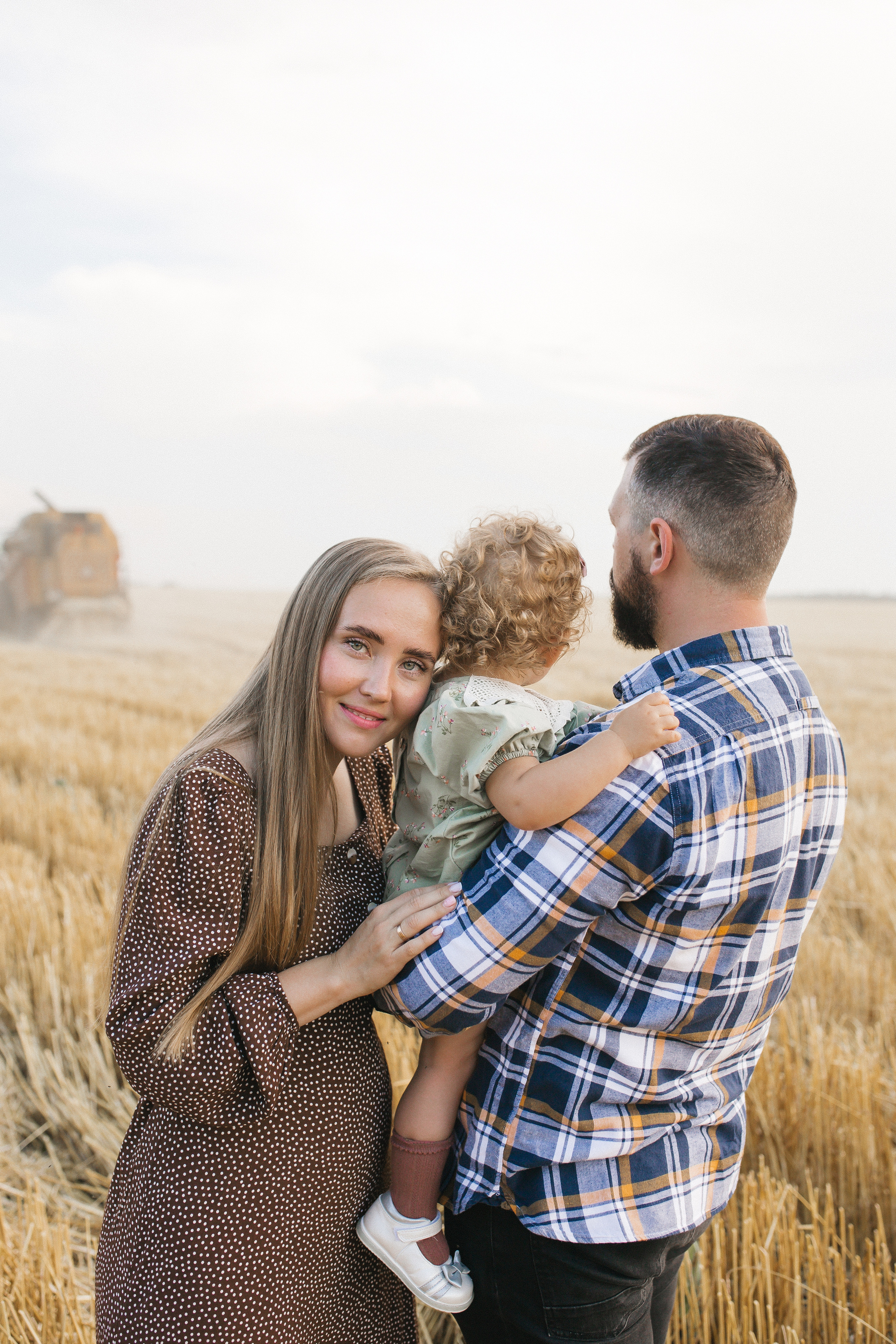 Вика Саша Алиса поле. Семейный и свадебный фотограф в Екатеринбурге Орлова Ирина