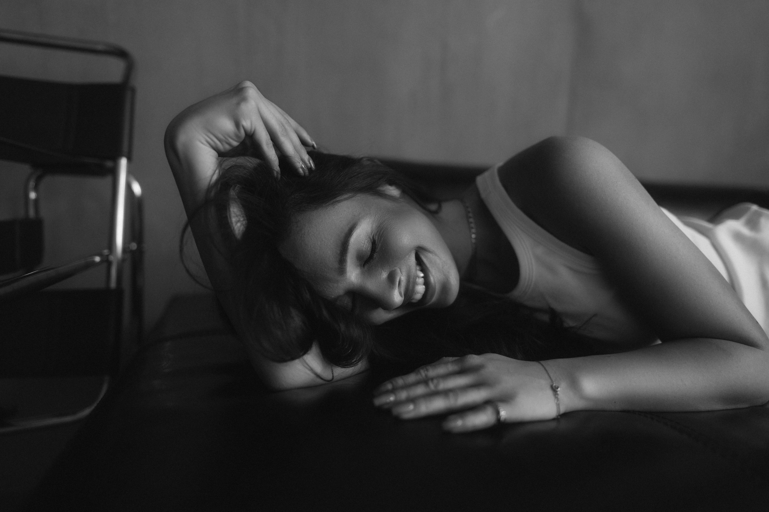 Женская портретная чб фотосессия в студии на циклораме в Казани