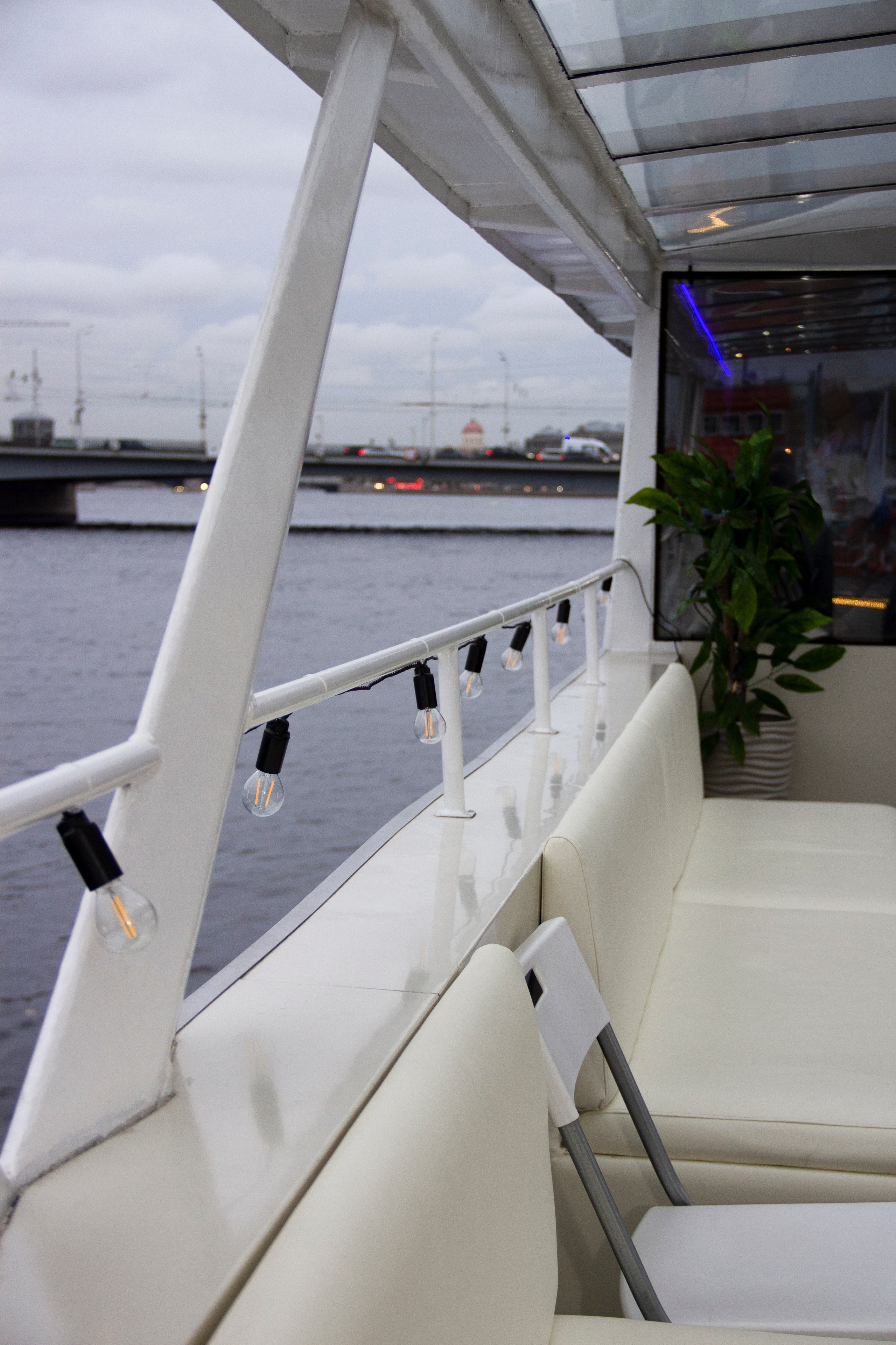 Съемка для сайта аренды катеров в Санкт-Петербурге, подготовка к свадебной прогулке по рекам и каналам. Фотограф в Санкт-Петербурге Смирнова Диана