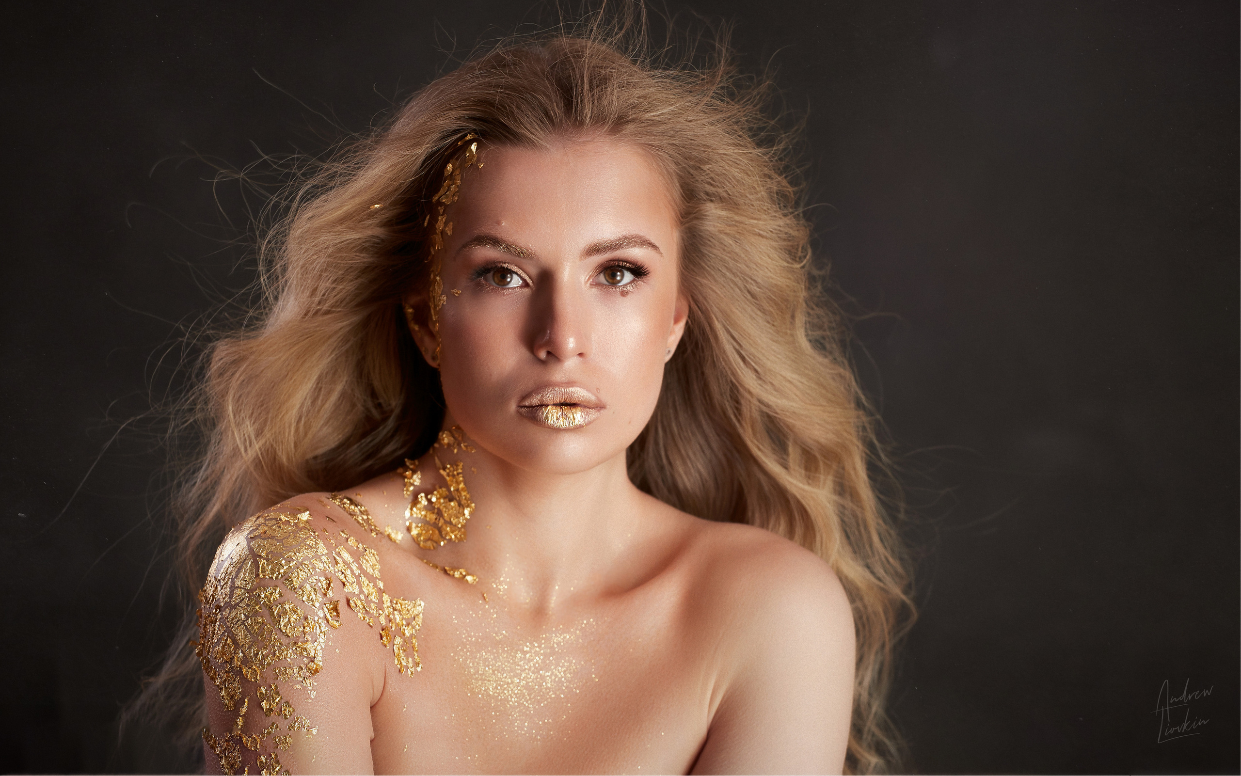 Несколько женских портретов выполненных в студии с импульсным светом. Фотограф Андрей Лёвкин