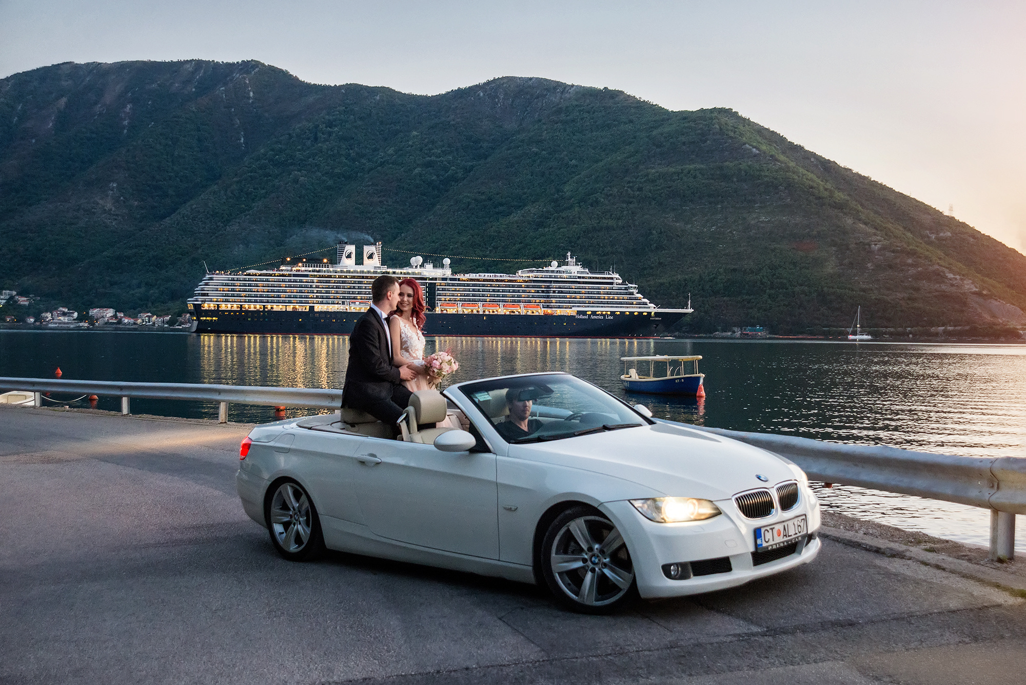 Жених и невеста в кабриолете