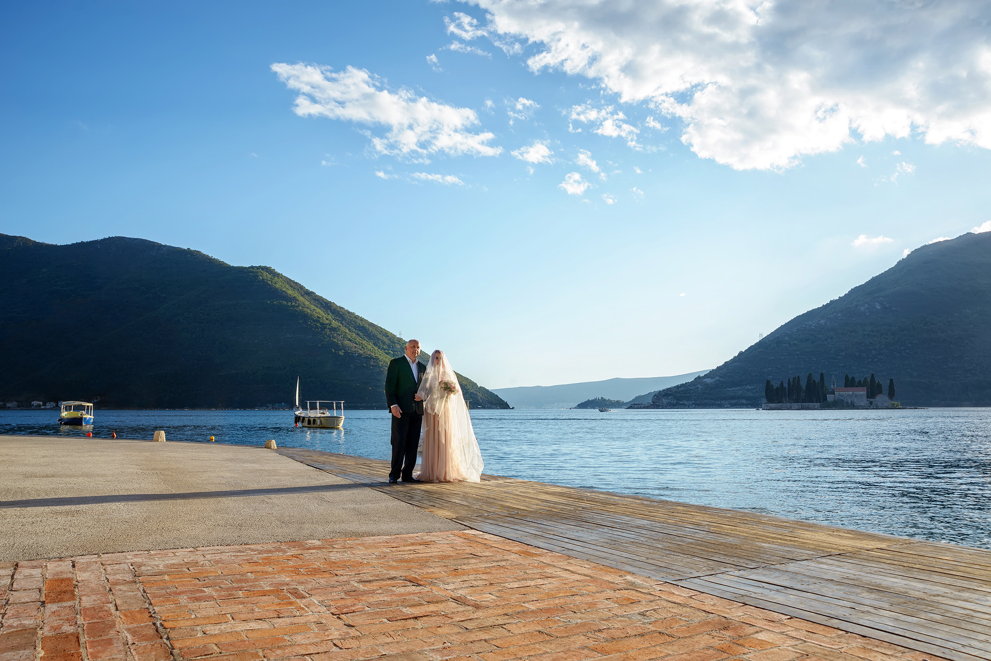 Отец невесты ведет дочь на свадебную церемонию