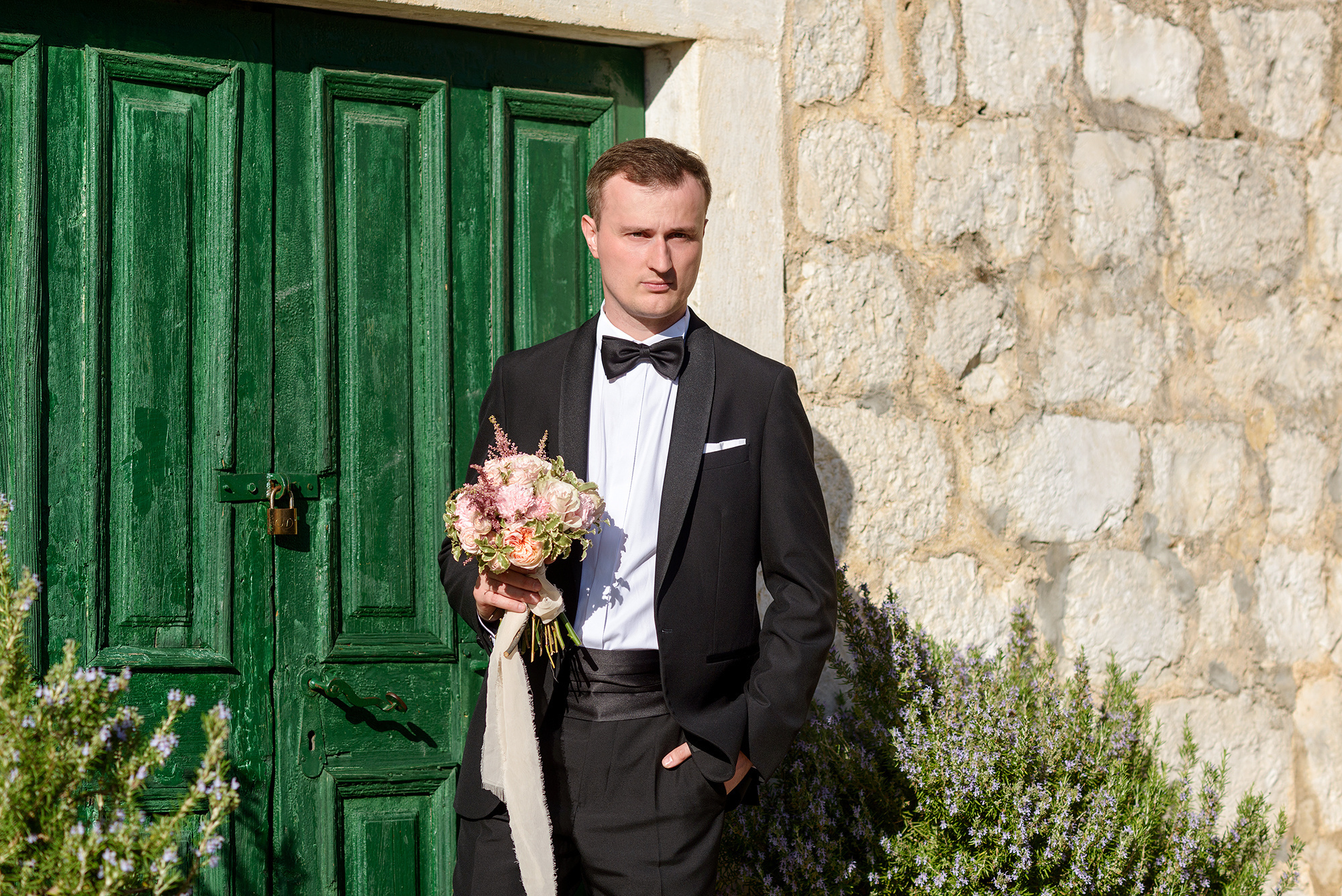 Портрет жениха около зеленой двери