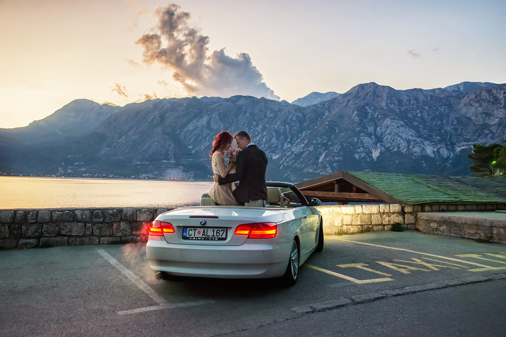 Жених и невеста на фоне заката