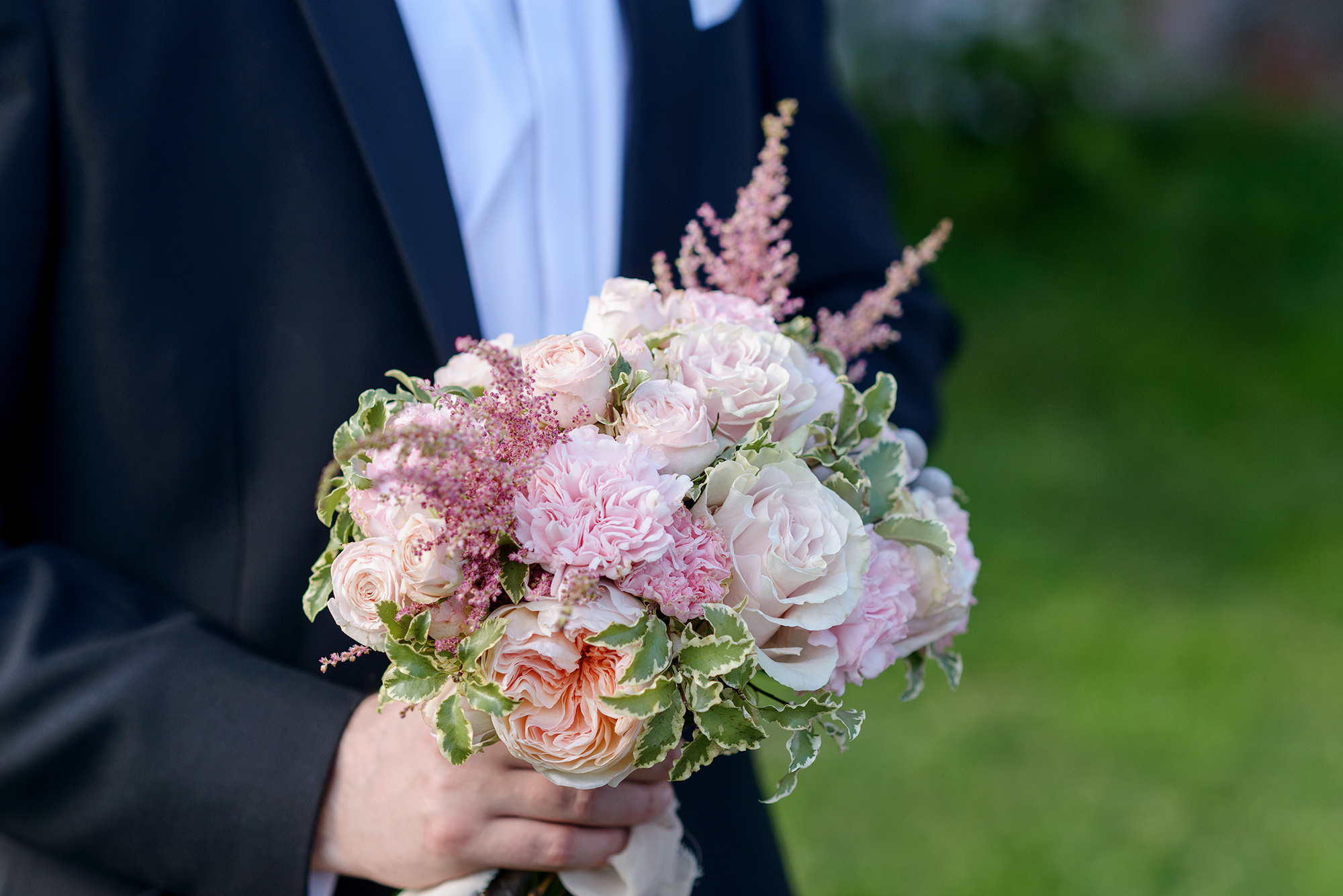 Свадебный букет в руках жениха